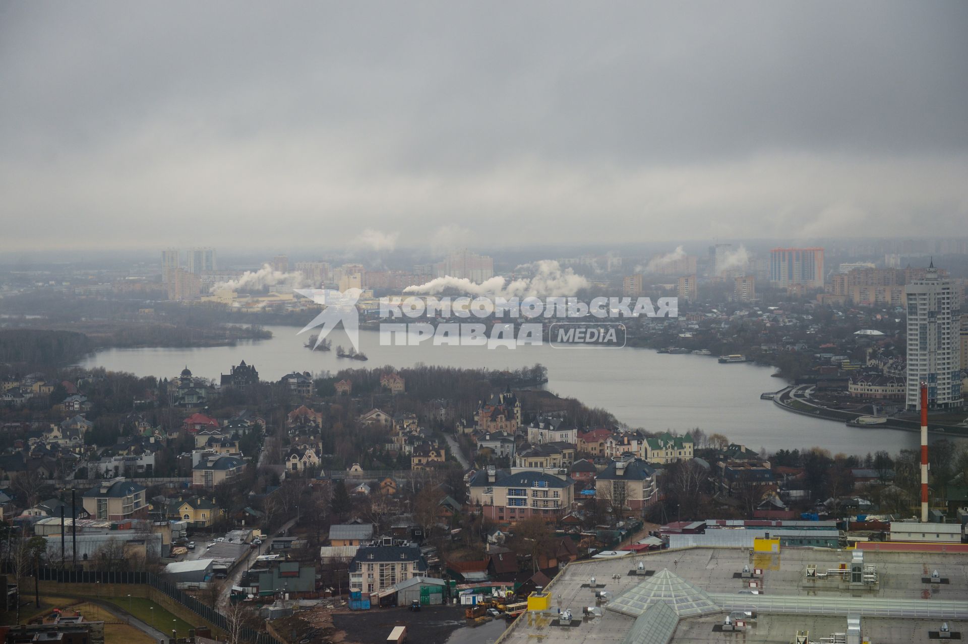 Московская область. Вид на Москву и коттеджный поселок `Мякинино` из кабины вертолета.