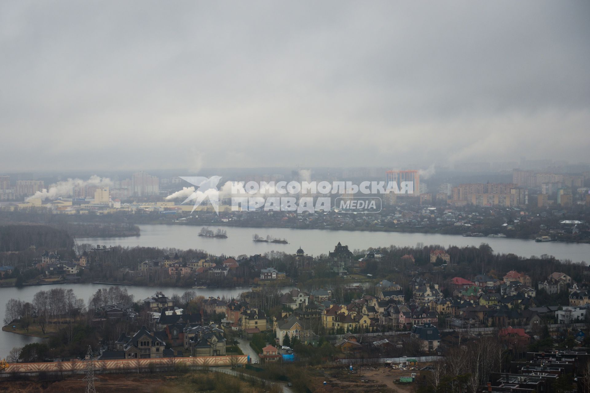 Московская область. Вид на Москву и коттеджный поселок `Мякинино` из кабины вертолета.