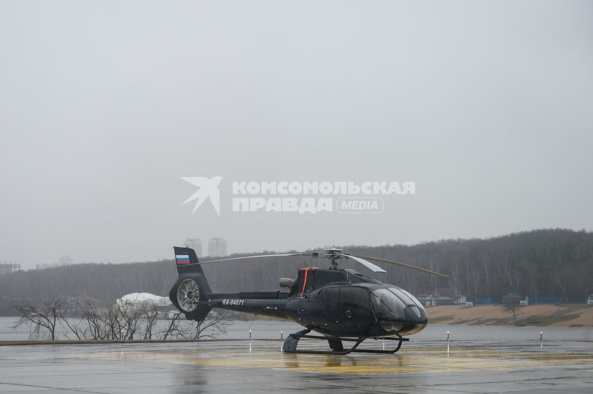 Московская область. Вертолет Eurocopter EC130 на взлетной площадке вертолетного центра `Хелипорт `Москва` на Новорижском шоссе.