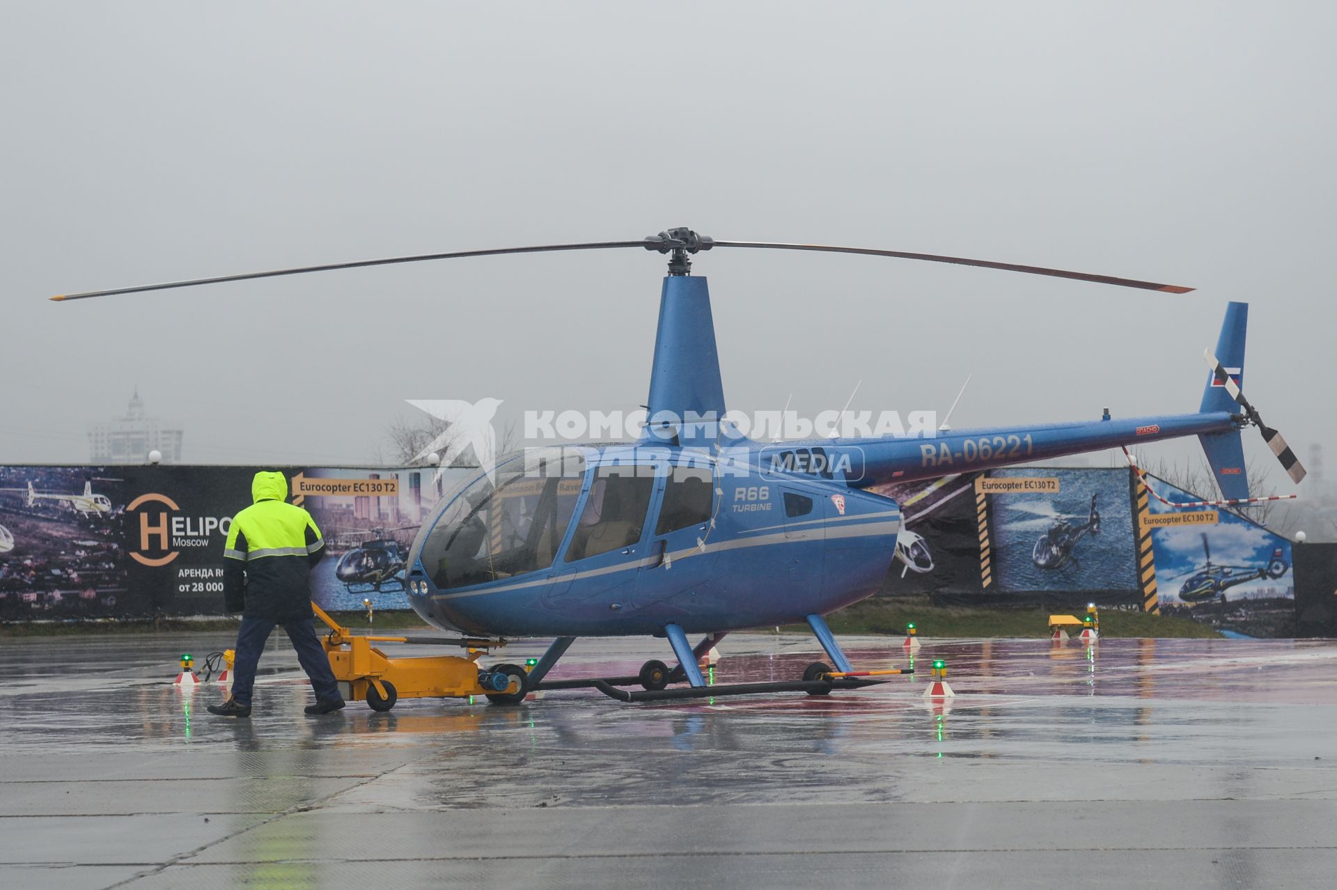 Московская область. Вертолет Robinson R66 Turbine на взлетной площадке вертолетного центра `Хелипорт `Москва` на Новорижском шоссе.