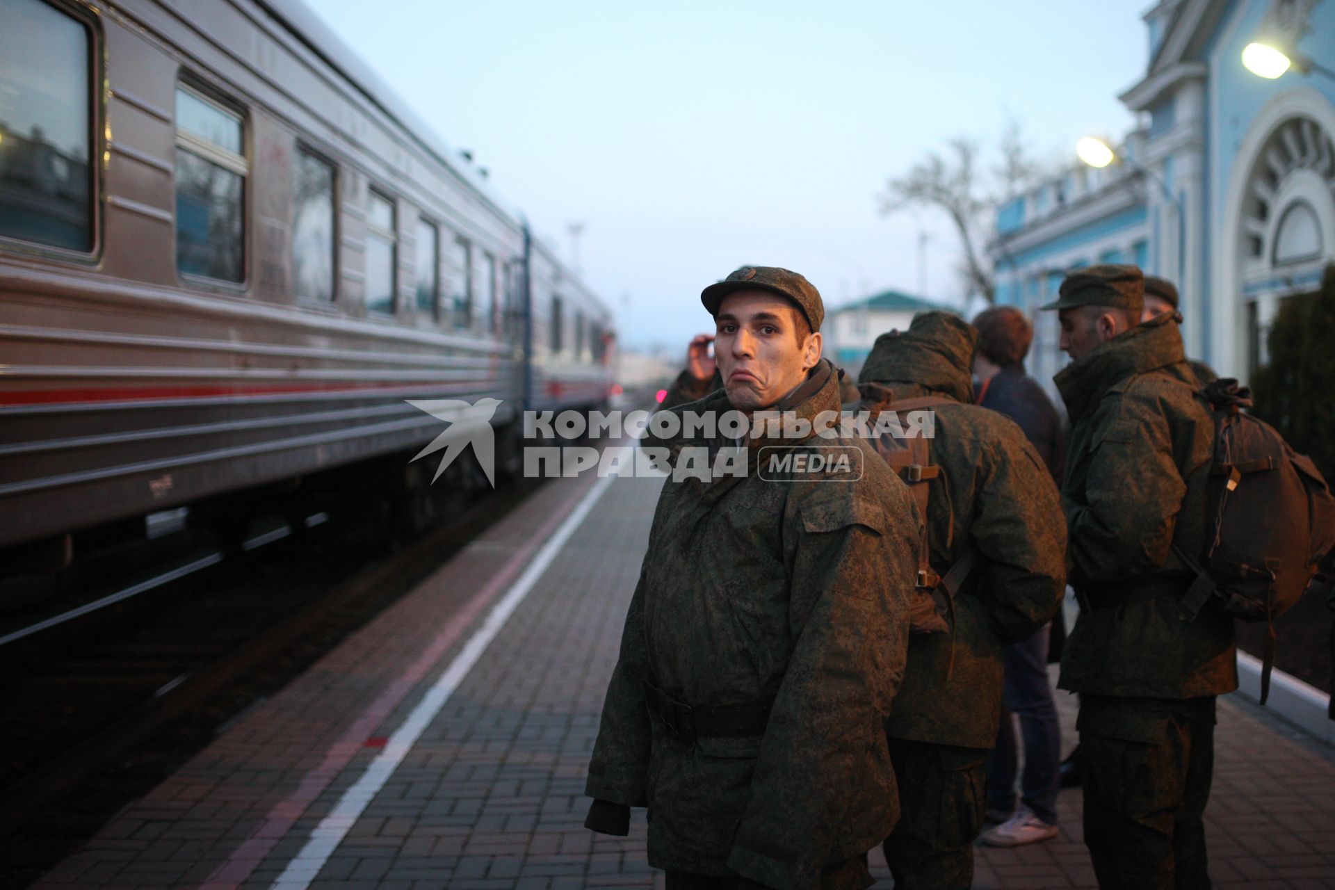 Ставрополь. Отправка призывников к месту службы поездом Ставрополь - Москва. Новобранец на перроне.