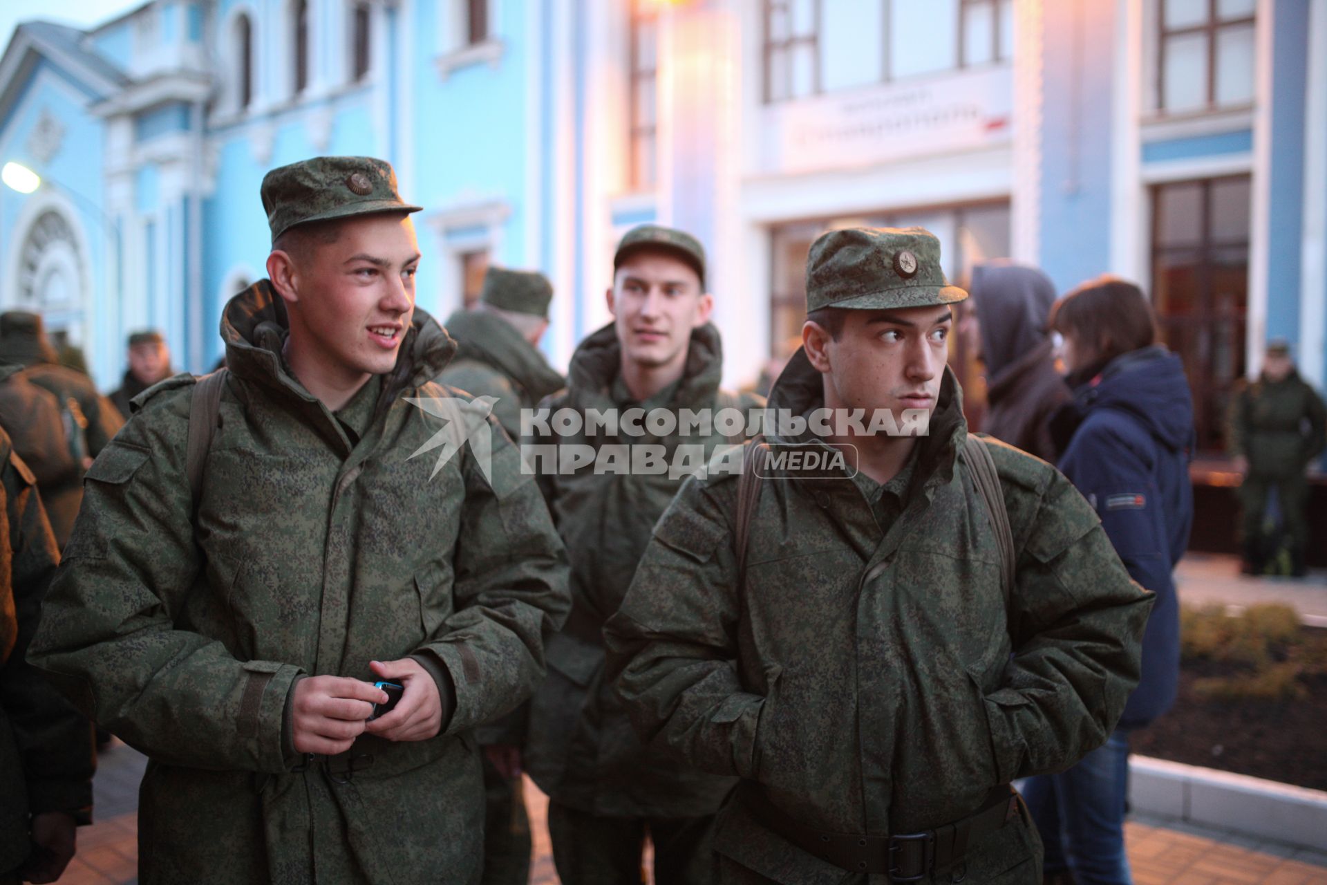 Ставрополь. Отправка призывников к месту службы поездом Ставрополь - Москва. Новобранцы на вокзале.