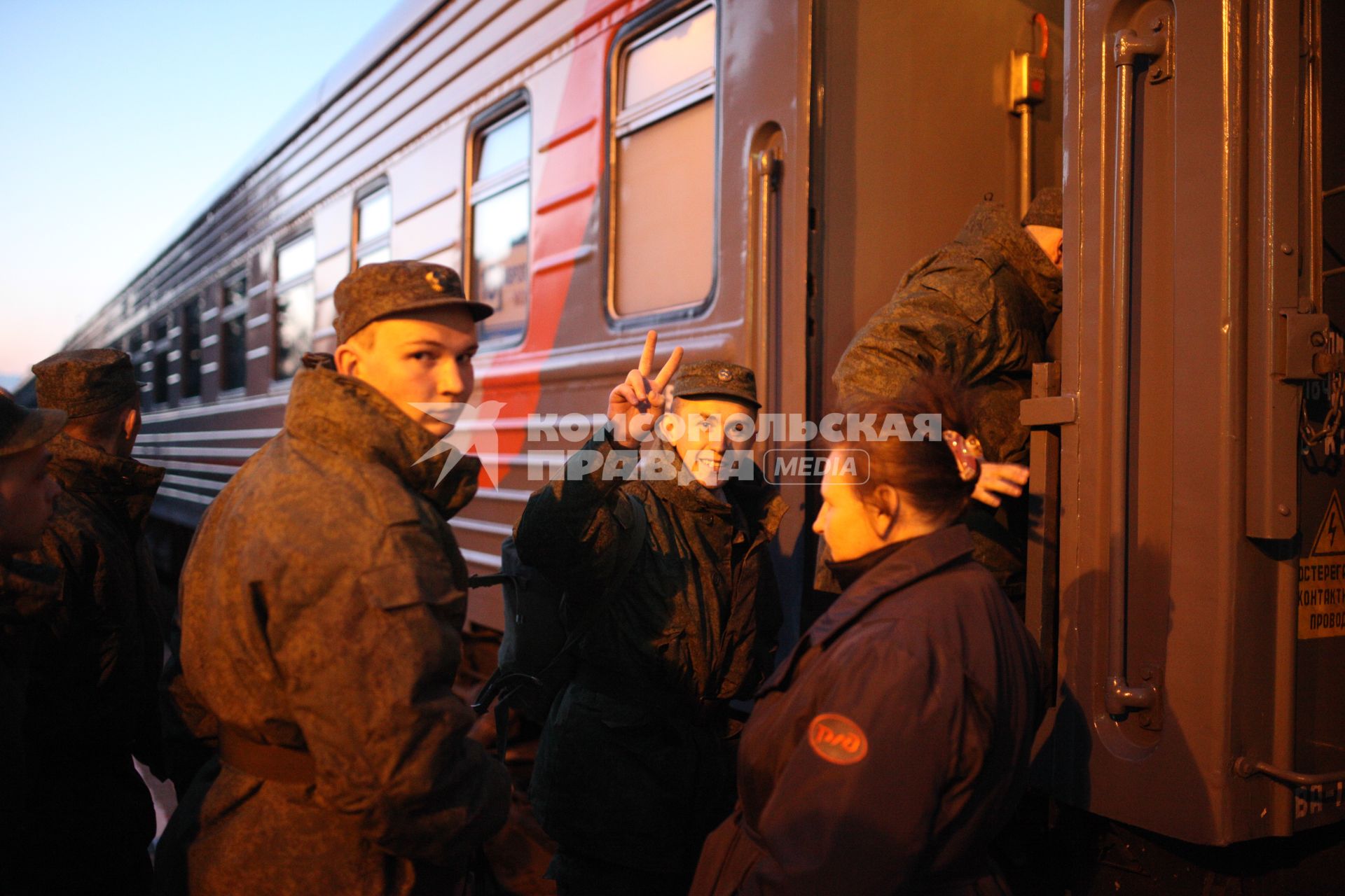 Ставрополь. Отправка призывников к месту службы поездом Ставрополь - Москва. Новобранцы садятся в вагон.