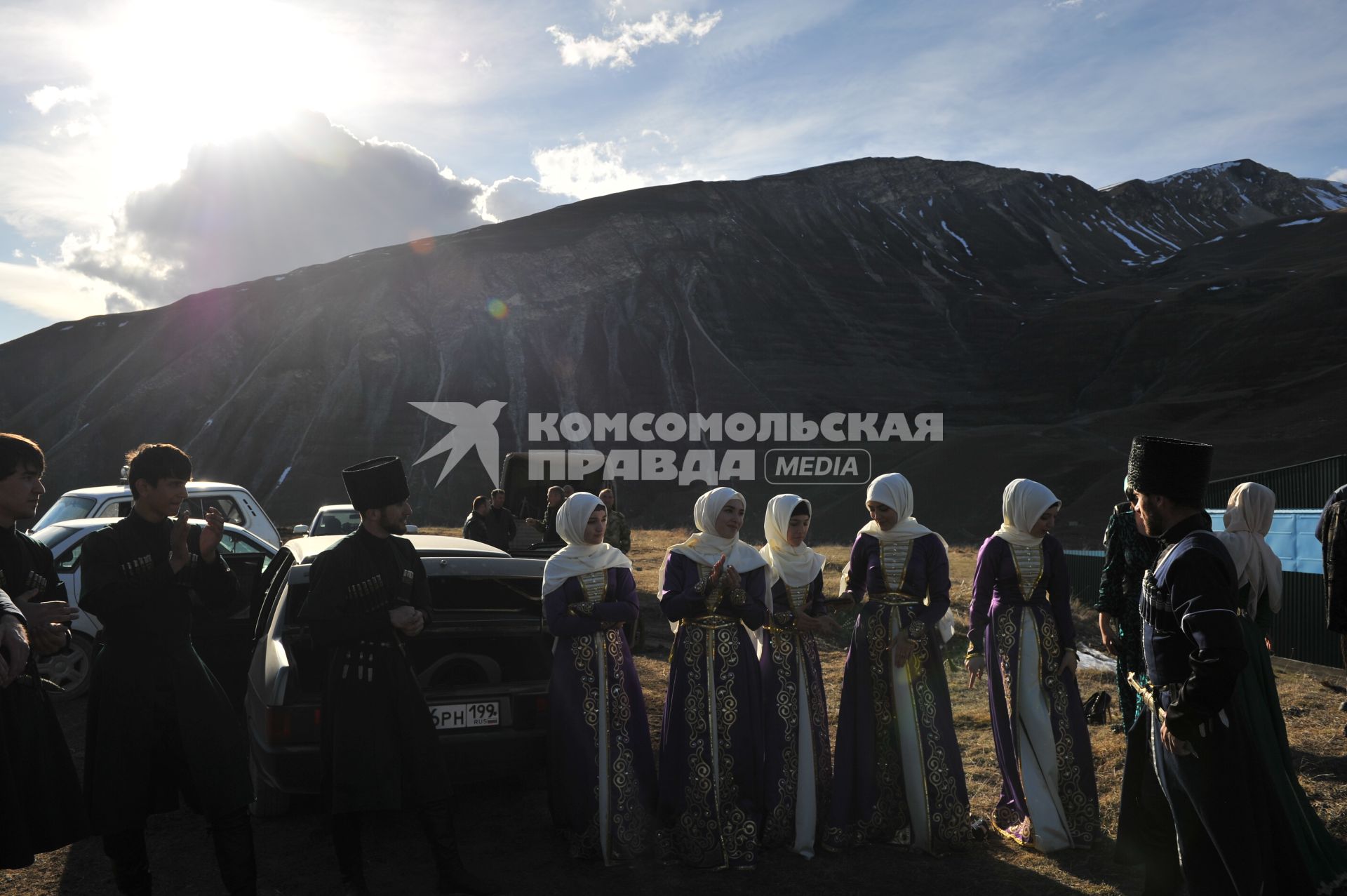 Чечня. Веденский район. Местные жители в национальных костюмах танцуют лезгинку.
