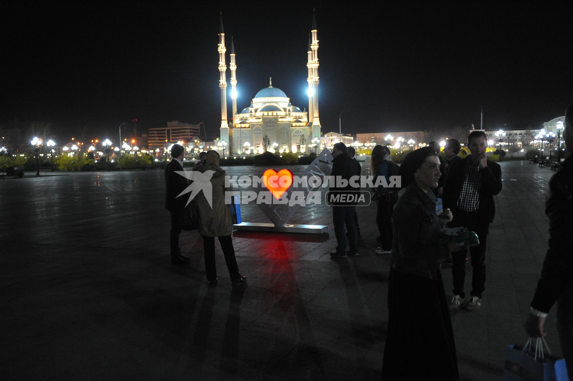 Грозный. Табличка `Я люблю Grozny` на площади Ахмата Кадырова.