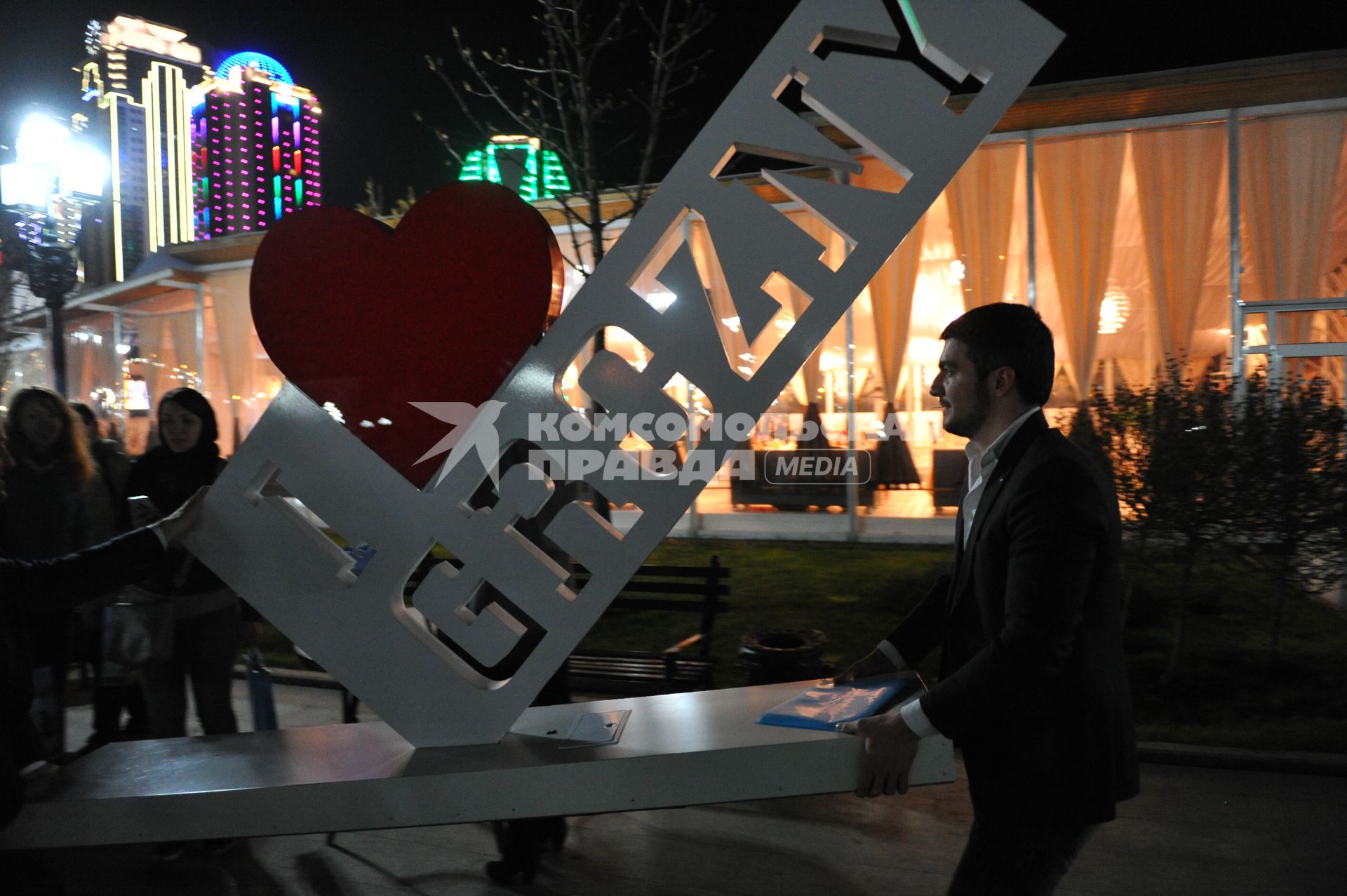 Грозный. Табличка `Я люблю Grozny` у ресторане Maidan.
