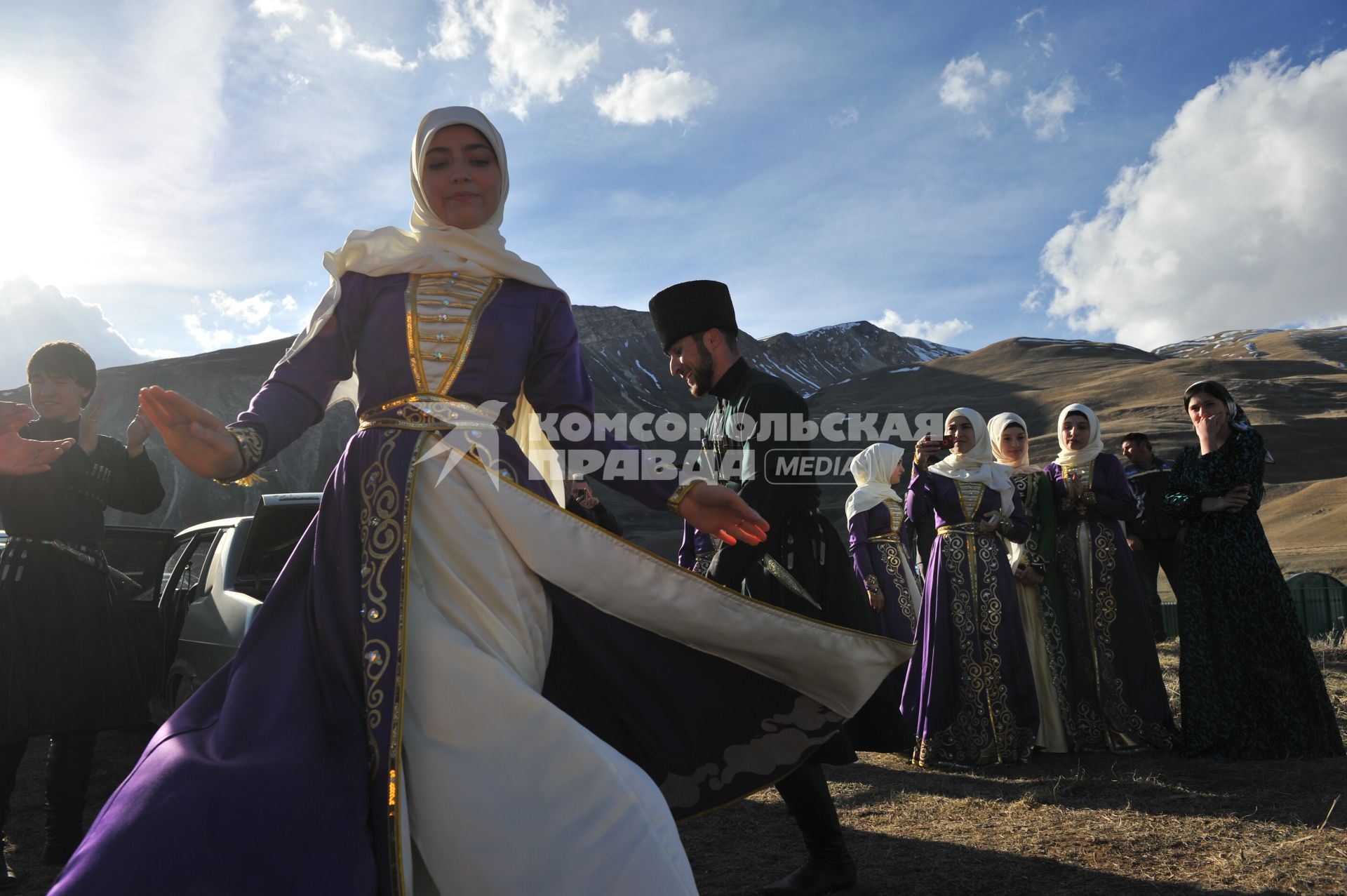 Чечня. Веденский район. Местные жители в национальных костюмах танцуют лезгинку.