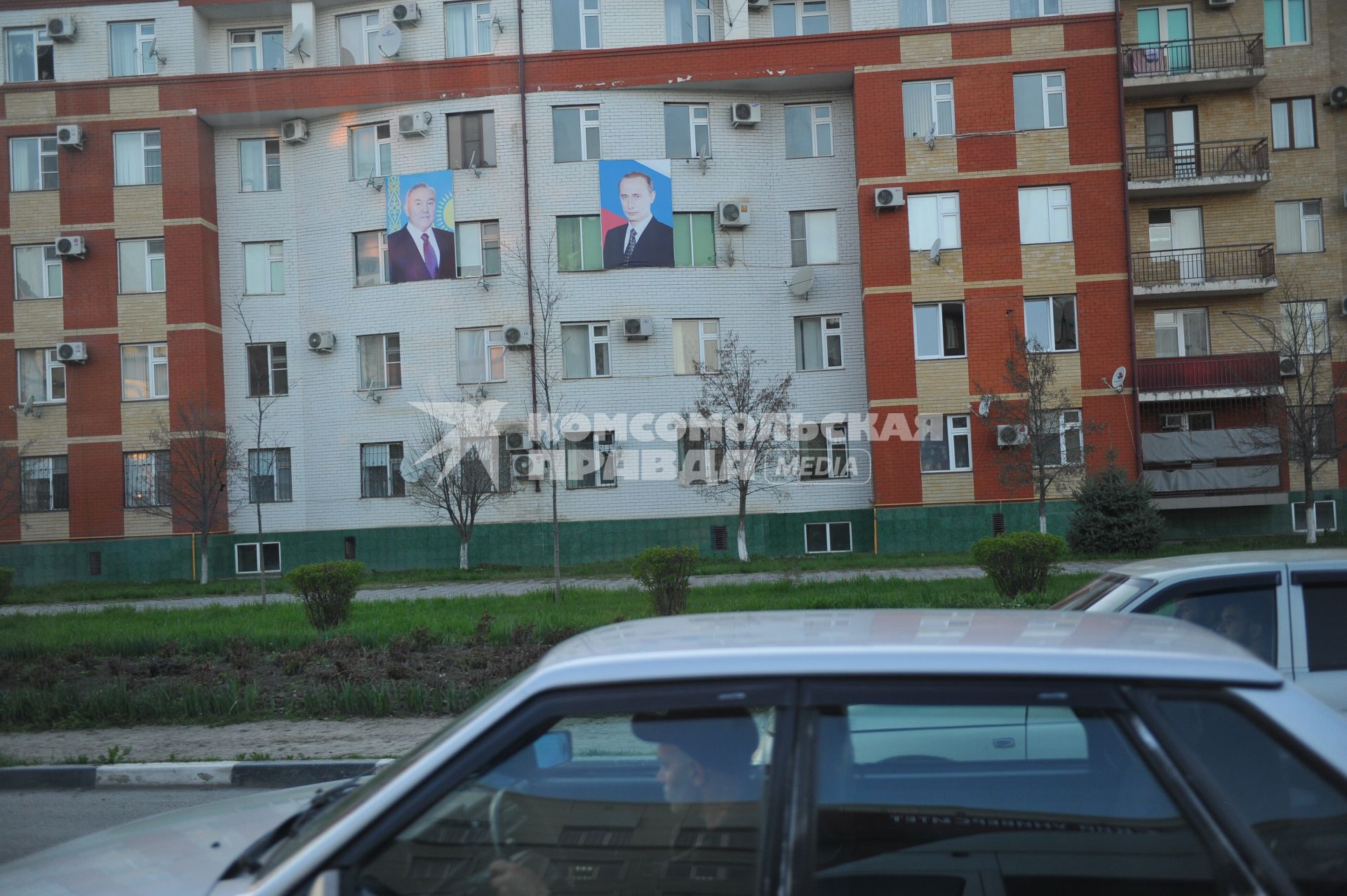 Грозный. Портреты президента Казахстана Нурсултана Назарбаева (слева) и президента РФ Владимира Путина на жилом доме.