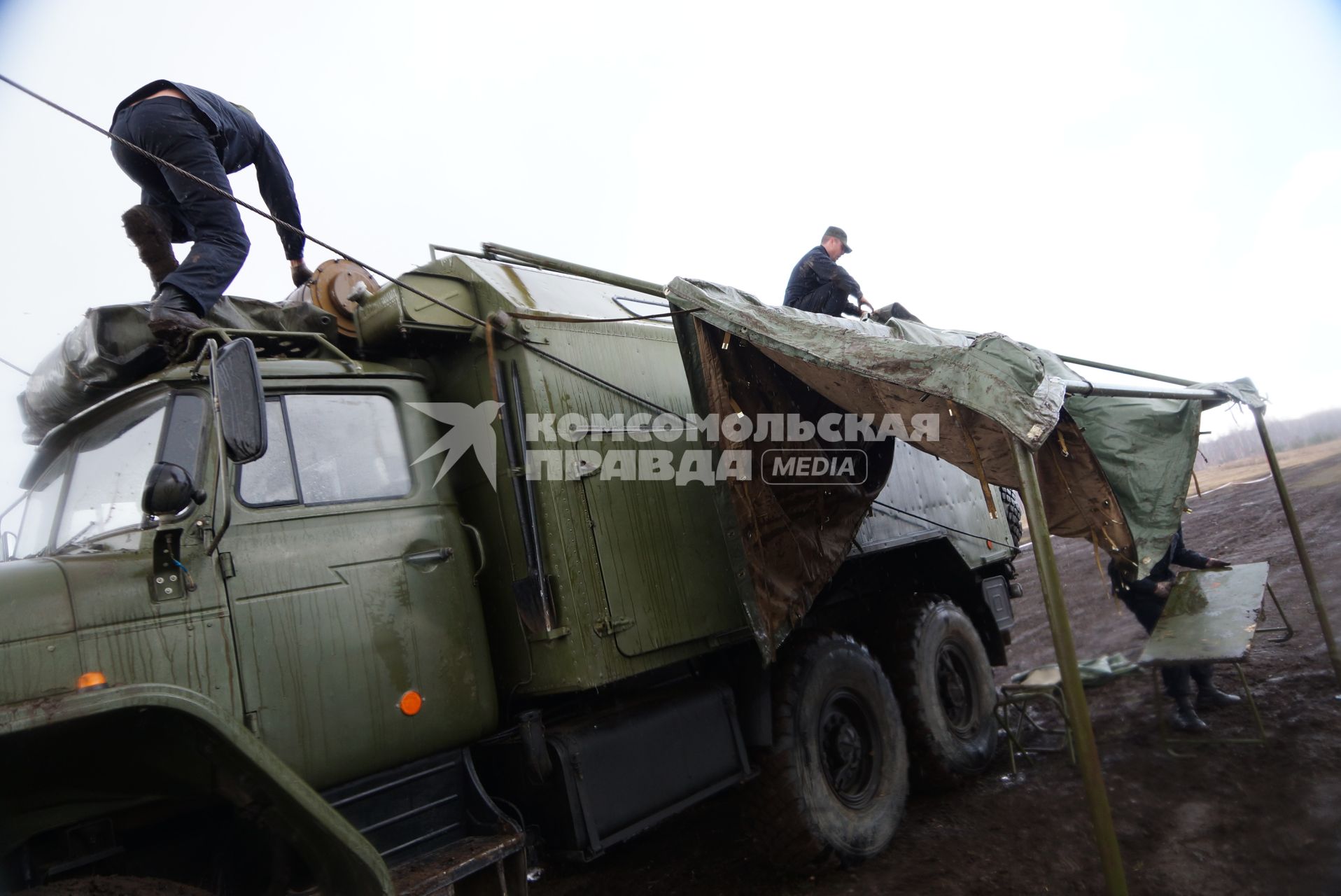 Участники во время разворачивания мобильной ремонтной мастерской на базе автомобиля УРАЛ 4320 МРС АТ Международный конкурс \"Мастер автобронетанковой техники\", проходящий на Чебаркульском полигоне в Челябинской области