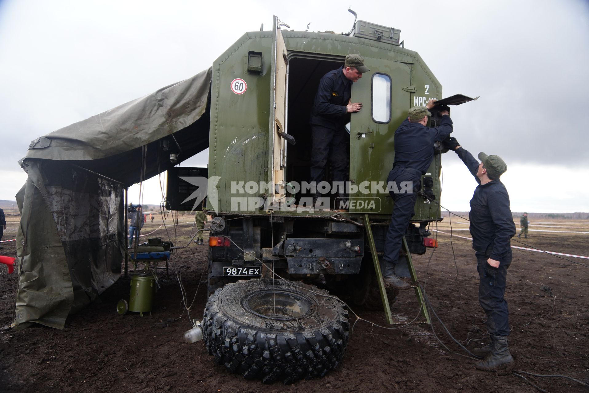 Участники во время разворачивания мобильной ремонтной мастерской на базе автомобиля УРАЛ 4320 МРС АТ Международный конкурс \"Мастер автобронетанковой техники\", проходящий на Чебаркульском полигоне в Челябинской области