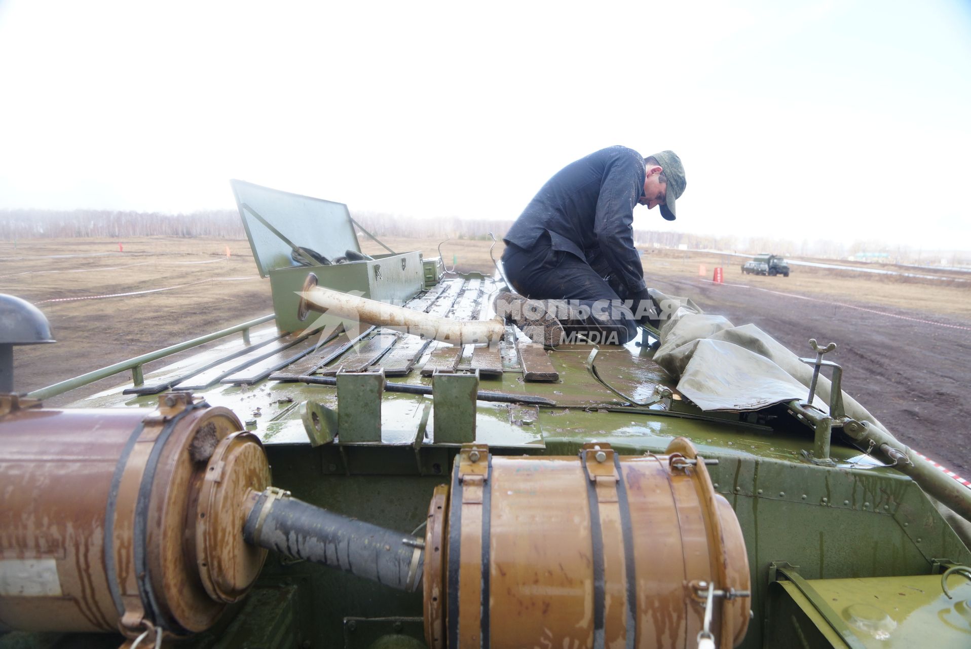 Участники во время разворачивания мобильной ремонтной мастерской на базе автомобиля УРАЛ 4320 МРС АТ Международный конкурс \"Мастер автобронетанковой техники\", проходящий на Чебаркульском полигоне в Челябинской области