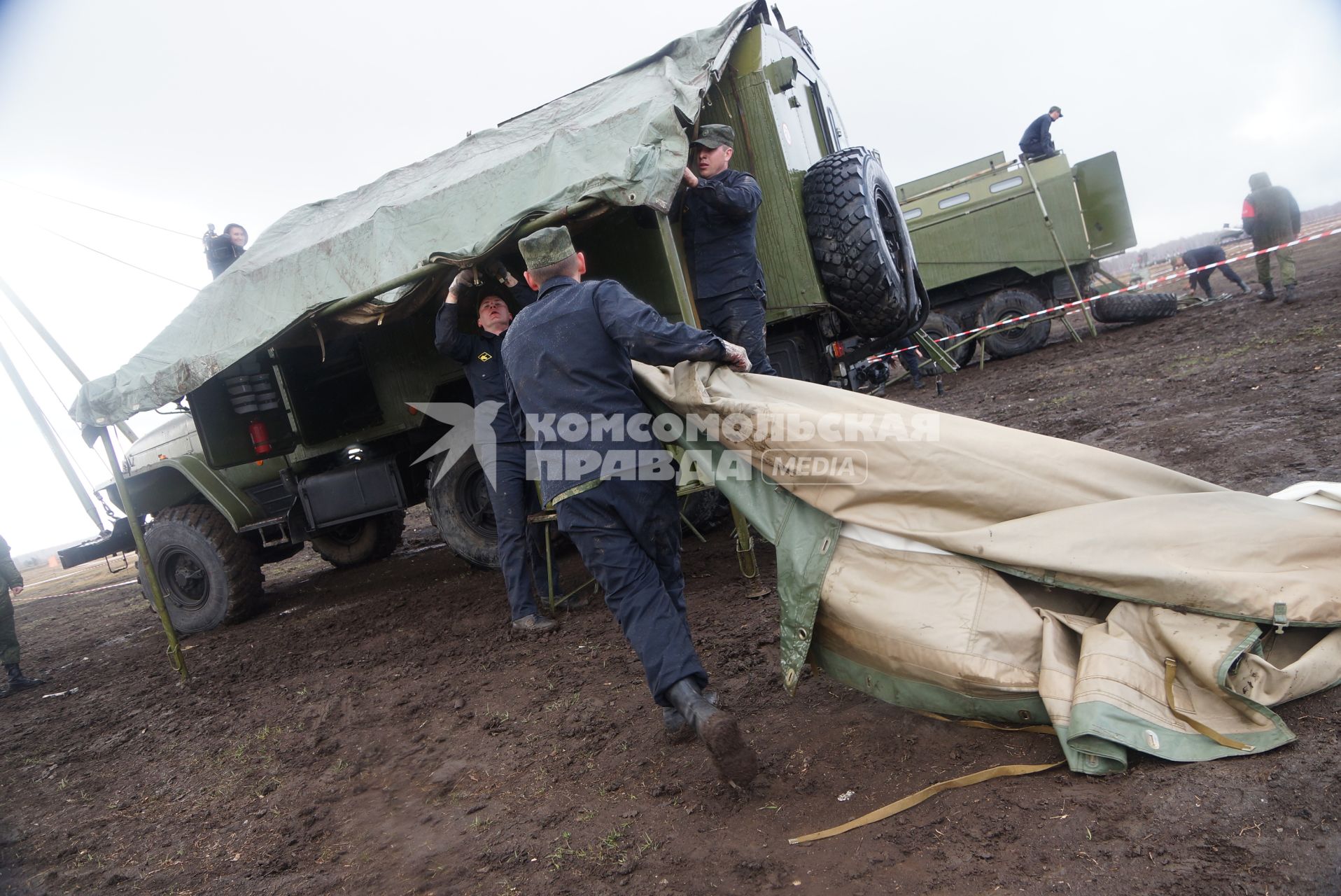 Участники во время разворачивания мобильной ремонтной мастерской на базе автомобиля УРАЛ 4320 МРС АТ Международный конкурс \"Мастер автобронетанковой техники\", проходящий на Чебаркульском полигоне в Челябинской области