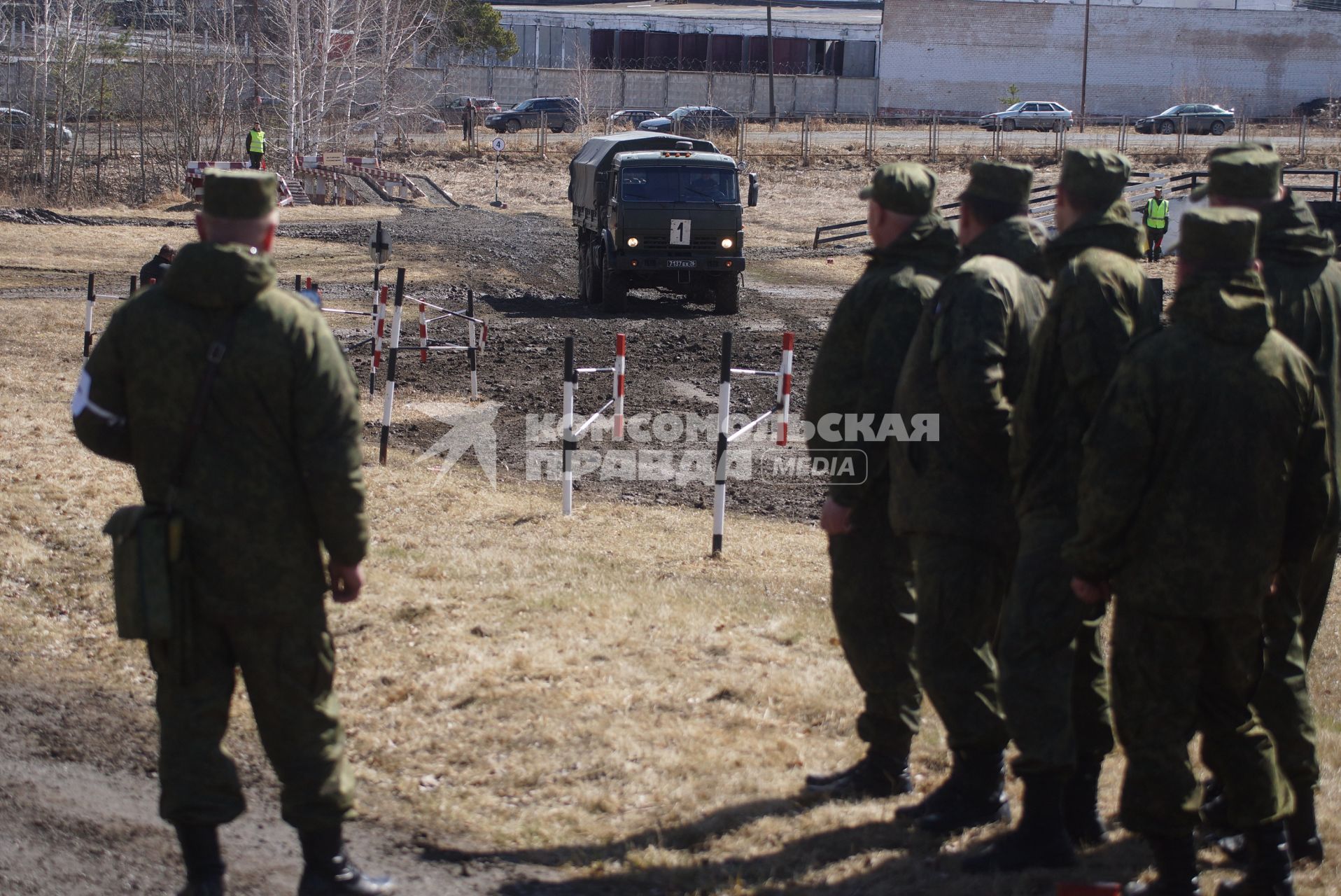 Участники наблюдают за выполнением задания на автомобиле КАМАЗ 43114 Международный конкурс \"Мастер автобронетанковой техники\", проходящий на Чебаркульском полигоне в Челябинской области