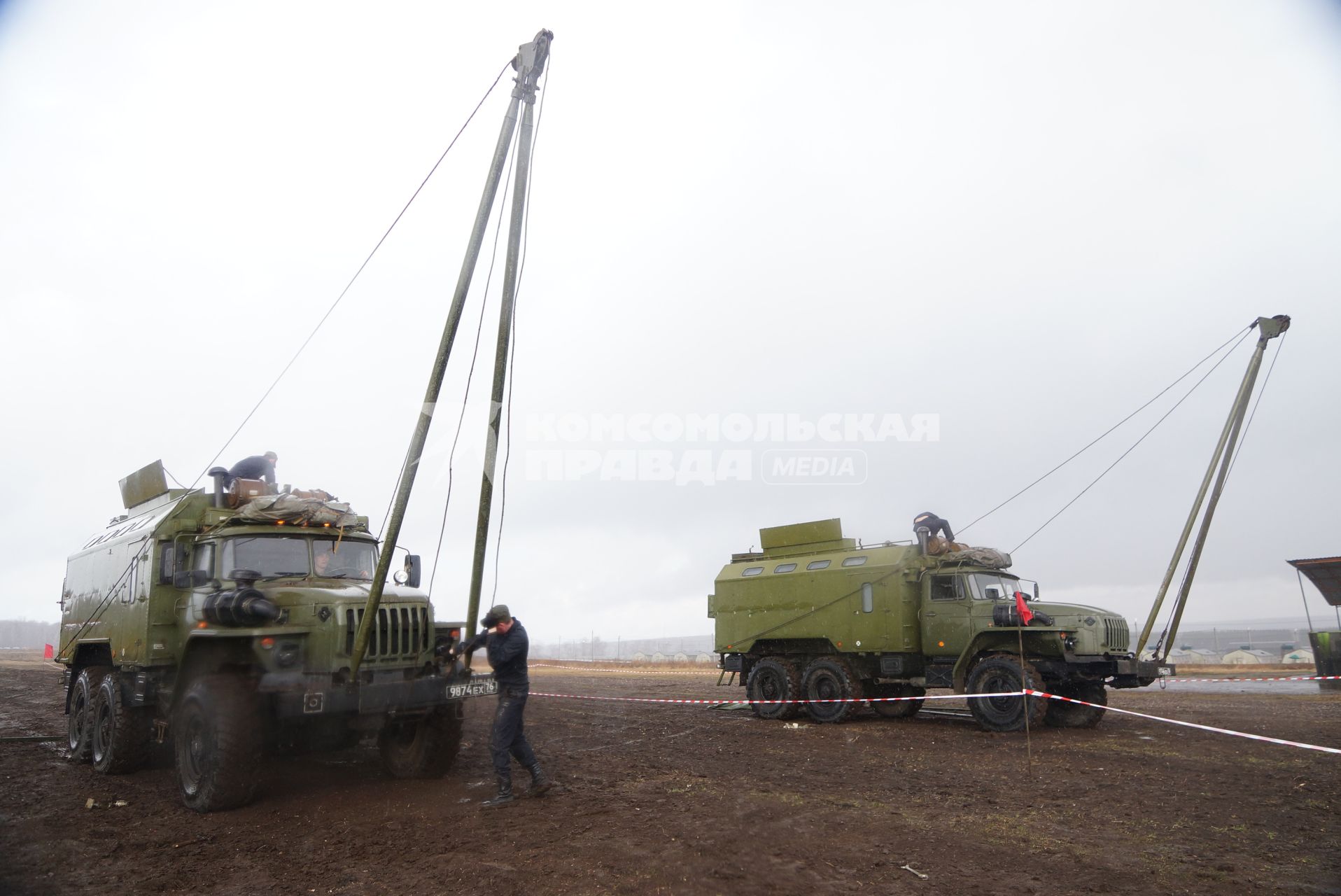 Участники во время разворачивания мобильной ремонтной мастерской на базе автомобиля УРАЛ 4320 МРС АТ Международный конкурс \"Мастер автобронетанковой техники\", проходящий на Чебаркульском полигоне в Челябинской области