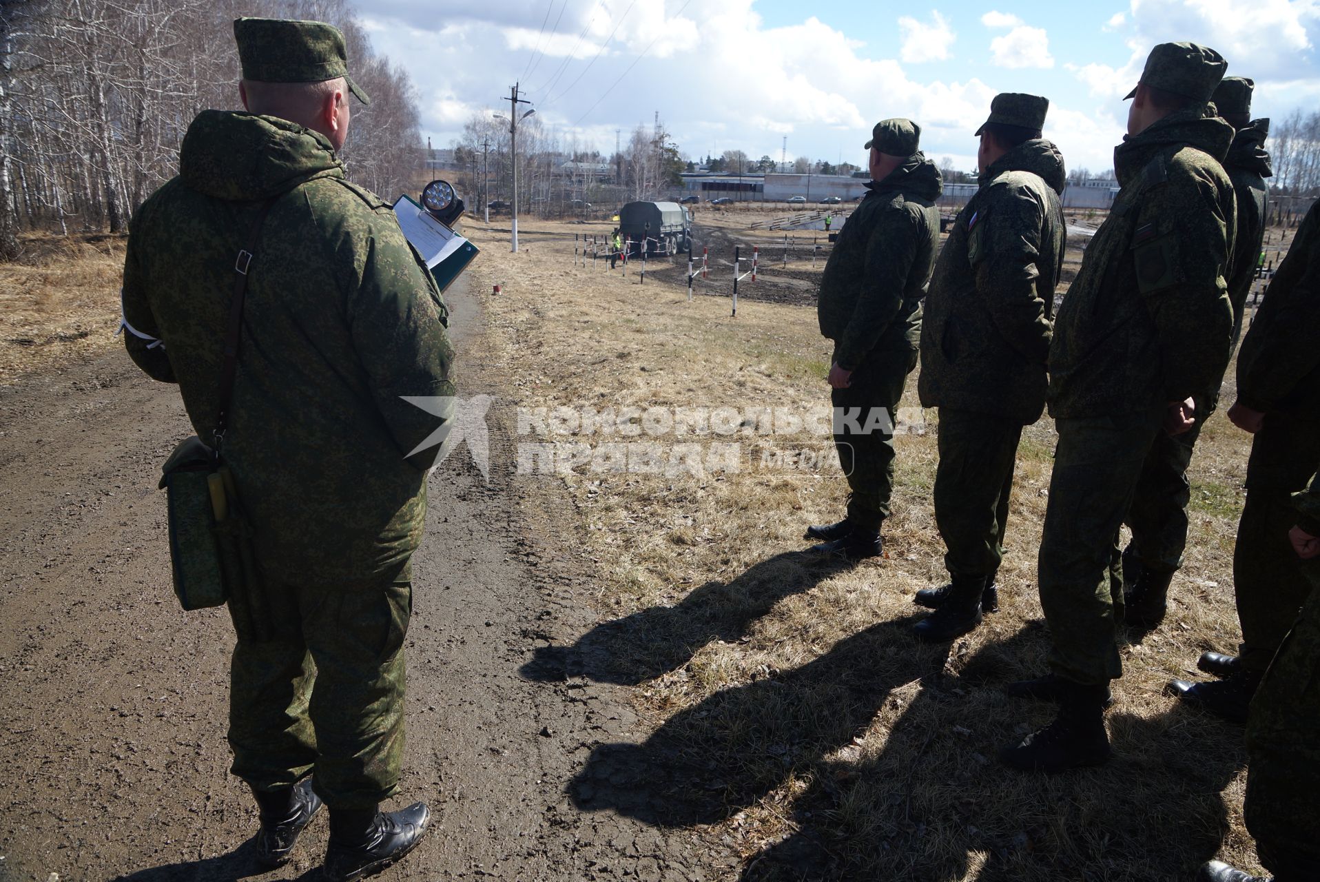 Участники наблюдают за выполнением задания на автомобиле КАМАЗ 43114 Международный конкурс \"Мастер автобронетанковой техники\", проходящий на Чебаркульском полигоне в Челябинской области