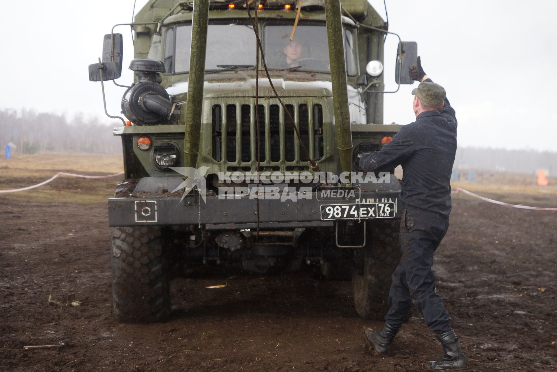 Участники во время разворачивания мобильной ремонтной мастерской на базе автомобиля УРАЛ 4320 МРС АТ Международный конкурс \"Мастер автобронетанковой техники\", проходящий на Чебаркульском полигоне в Челябинской области