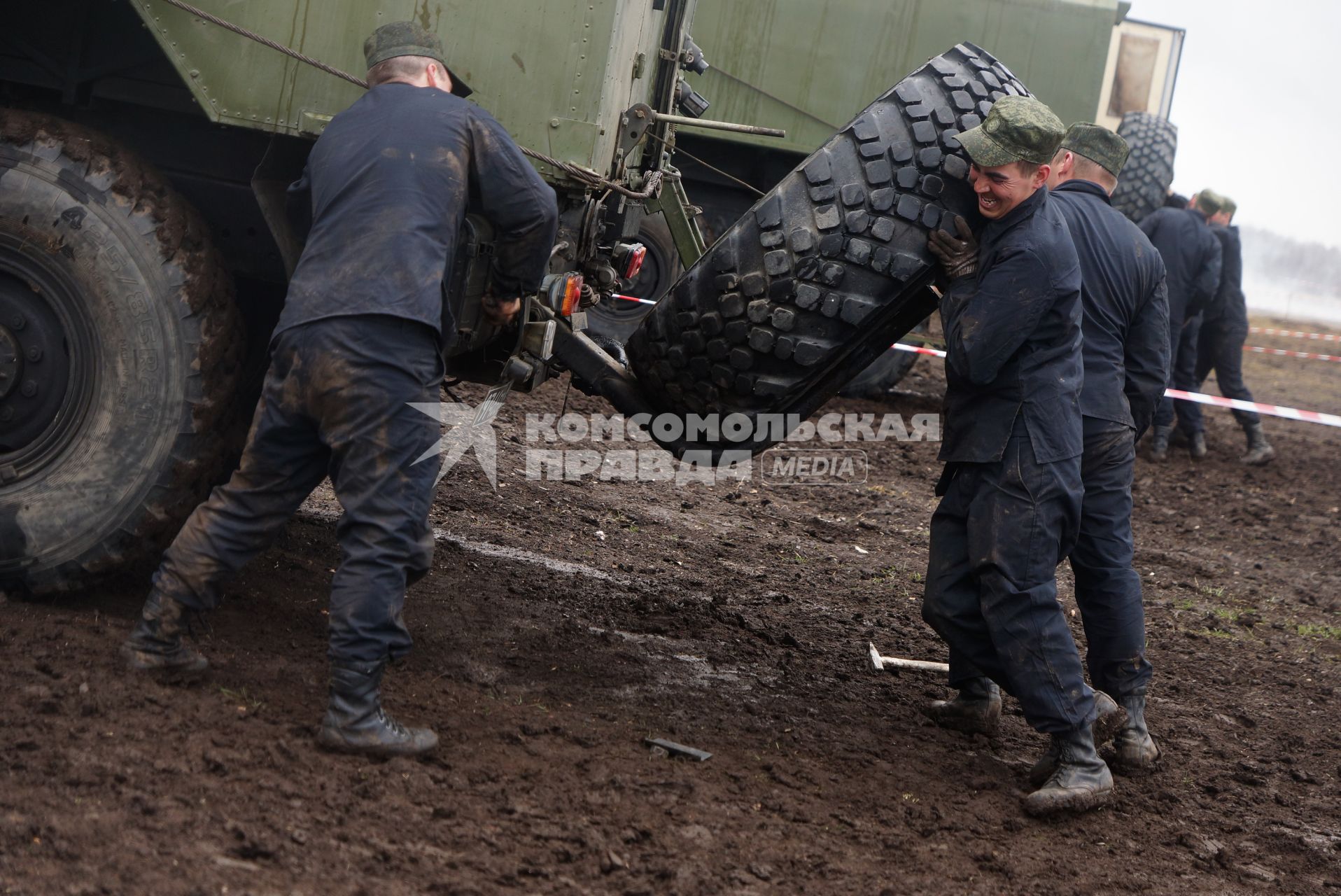 Участники во время сворачивания мобильной ремонтной мастерской на базе автомобиля УРАЛ 4320 МРС АТ Международный конкурс \"Мастер автобронетанковой техники\", проходящий на Чебаркульском полигоне в Челябинской области