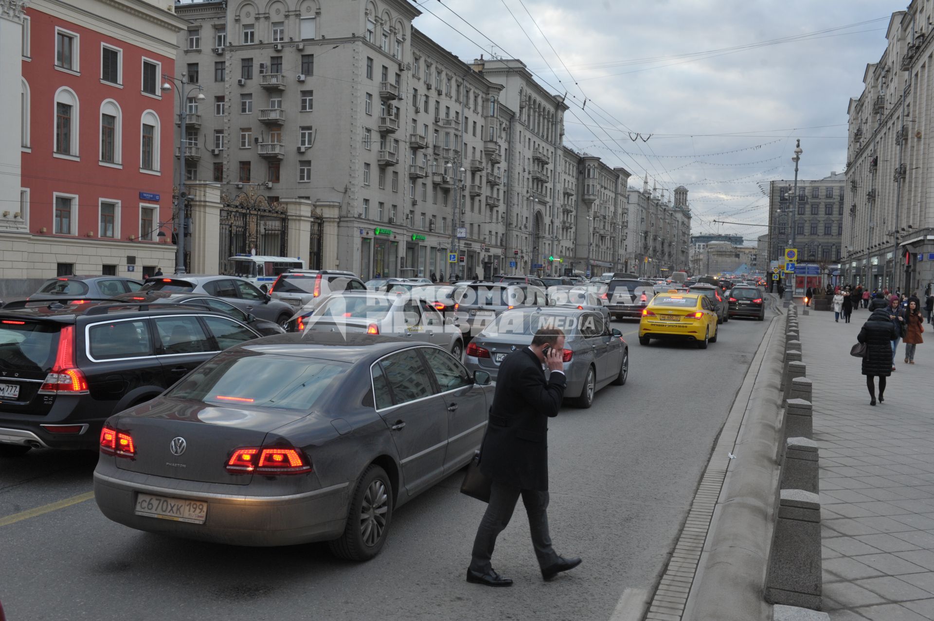 Автомобильная пробка на Тверской улице в Москве.