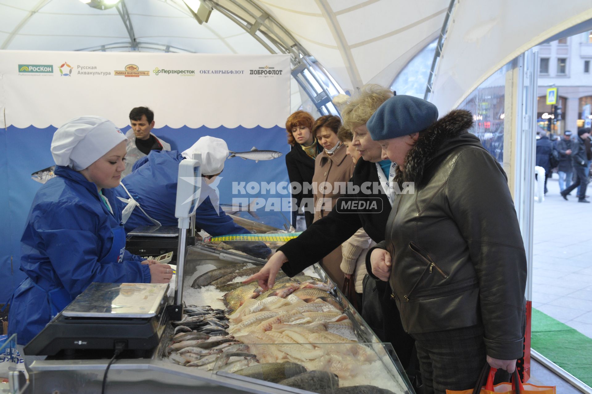 Рыбная ярмарка, которая открылась в рамках фестиваля `Рыбная неделя` на Пушкинской площади  в Москве.