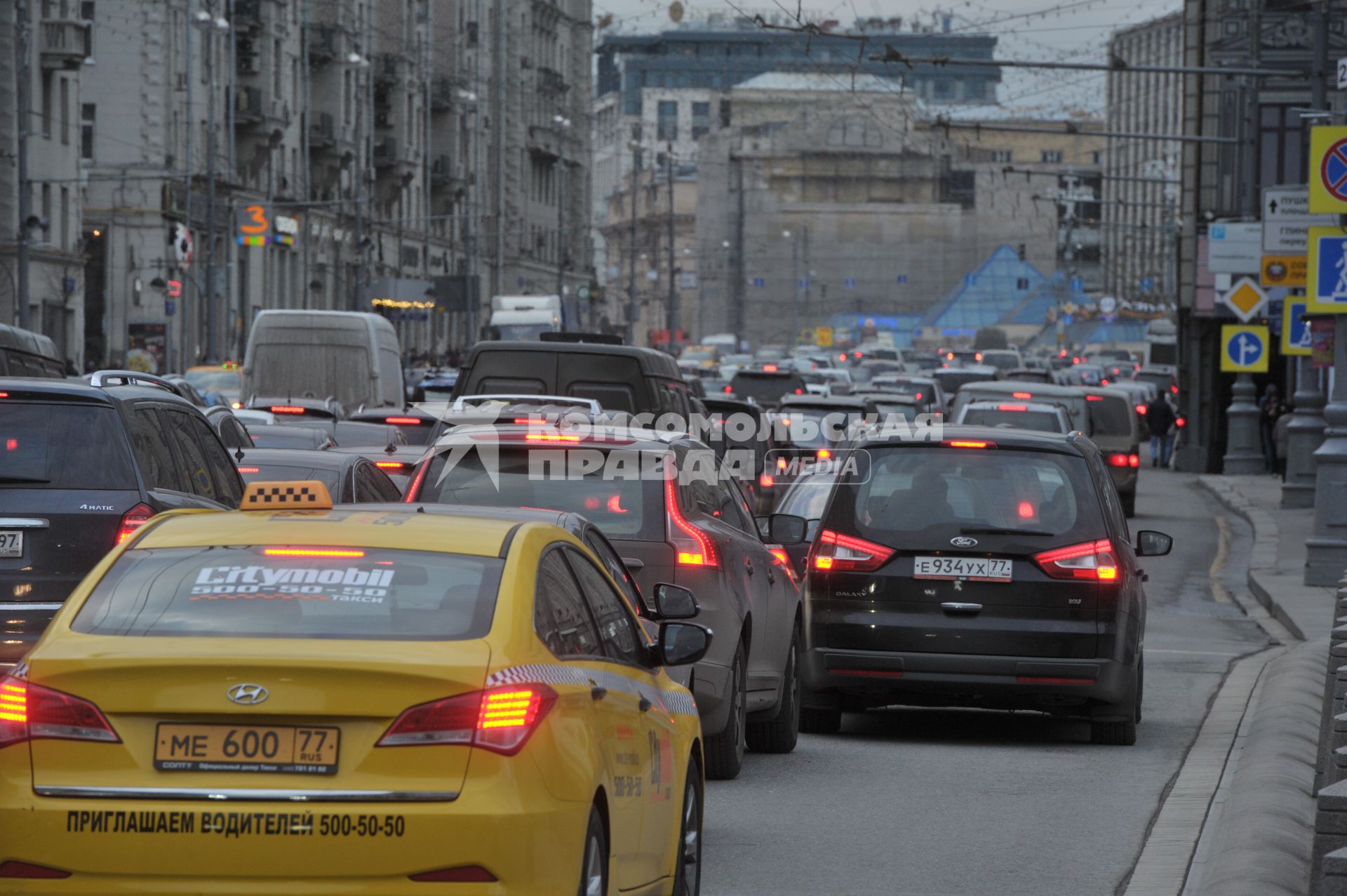 Автомобильная пробка на Тверской улице в Москве.