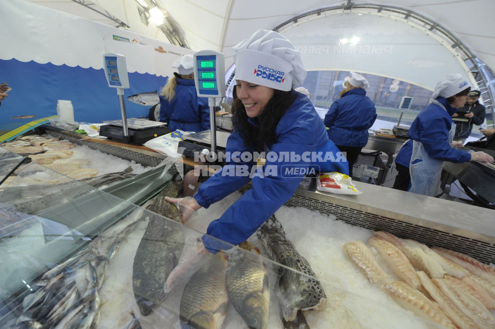 Рыбная ярмарка, которая открылась в рамках фестиваля `Рыбная неделя` на Пушкинской площади  в Москве.