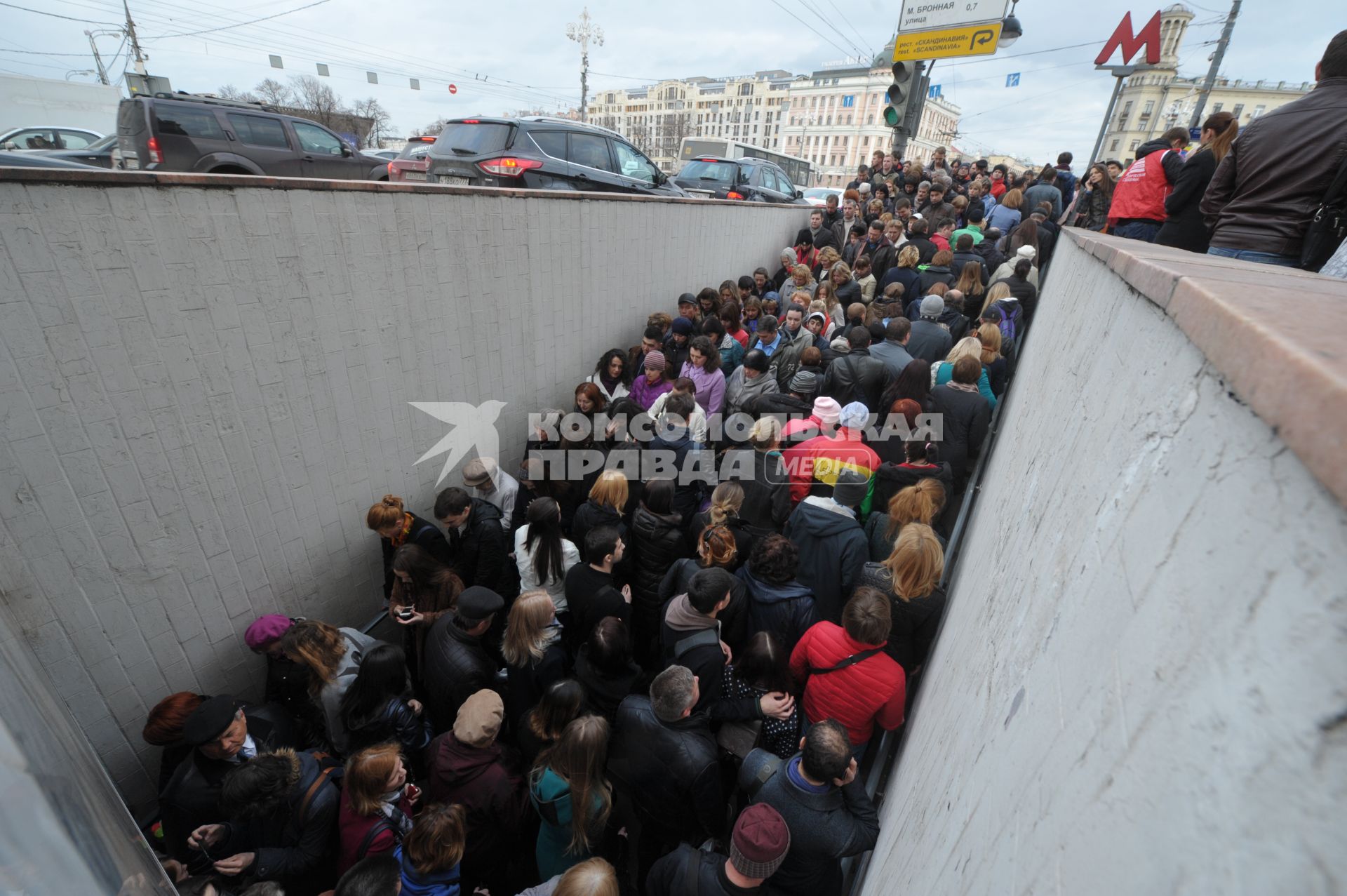 Толпа людей  у подземного перехода во время открытия фестиваля `Рыбная неделя` на Пушкинской площади  в Москве.