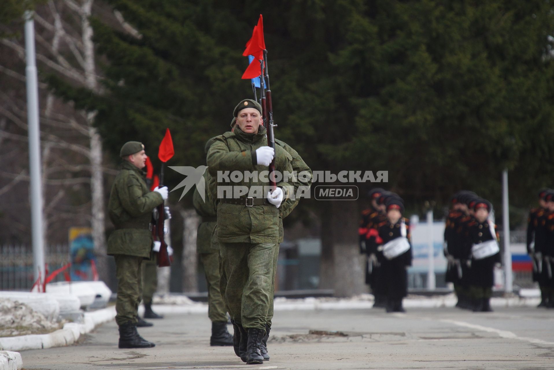 Линейный, военнослужащий роты почетного караула во время тренировки парадных расчетов на территории 32-го военного городка в Екатеринбурге