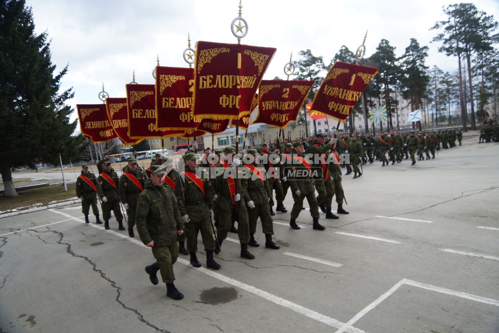 Военнослужащие с копиями знамен основных фронтов, во время тренировки парадных расчетов на территории 32-го военного городка в Екатеринбурге