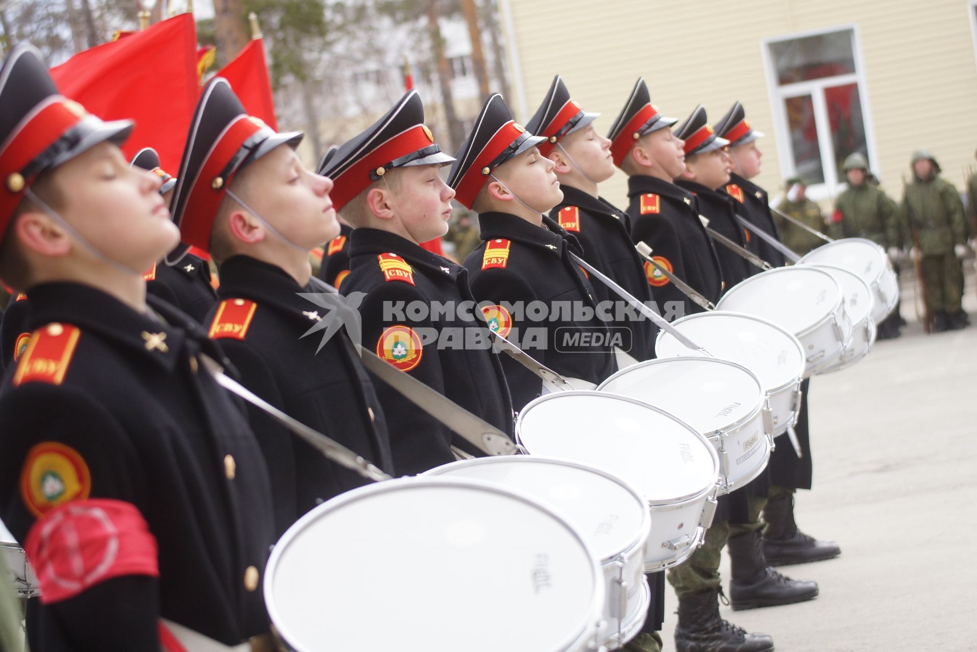 Суворовцы с барабанами во время тренировки парадных расчетов на территории 32-го военного городка в Екатеринбурге