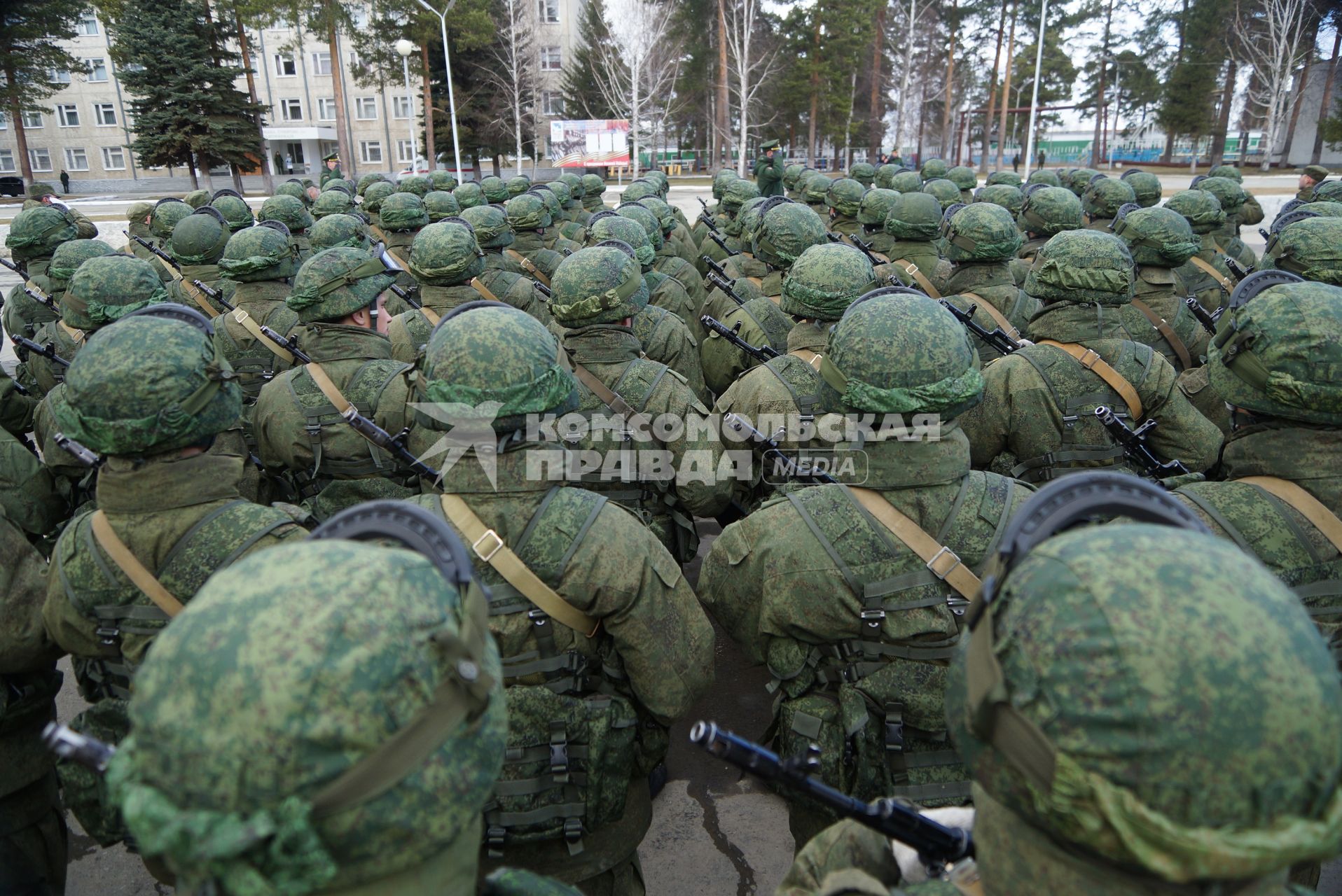 Военнослужащие во время тренировки парадных расчетов на территории 32-го военного городка в Екатеринбурге