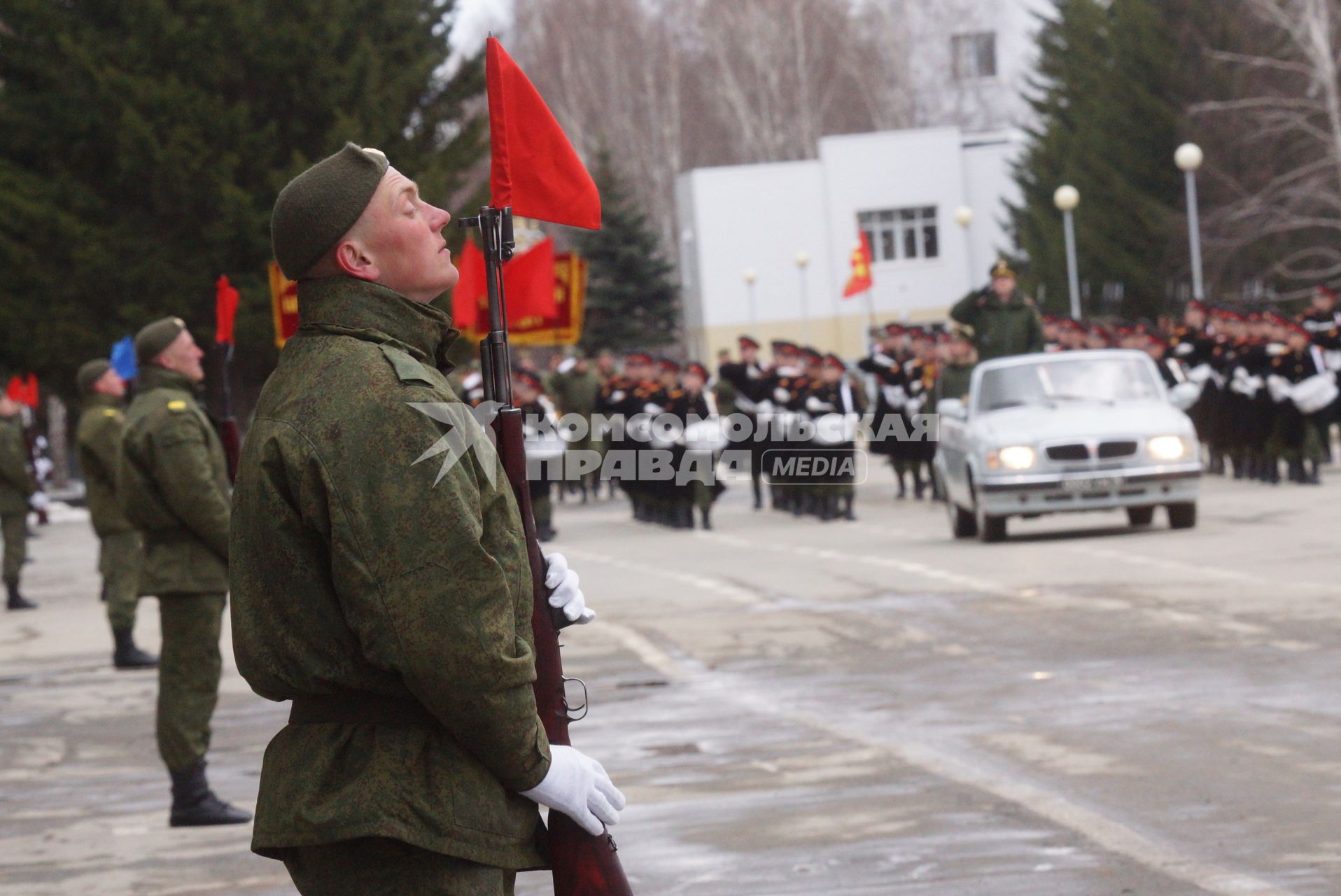 Линейный, военнослужащий роты почетного караула во время тренировки парадных расчетов на территории 32-го военного городка в Екатеринбурге