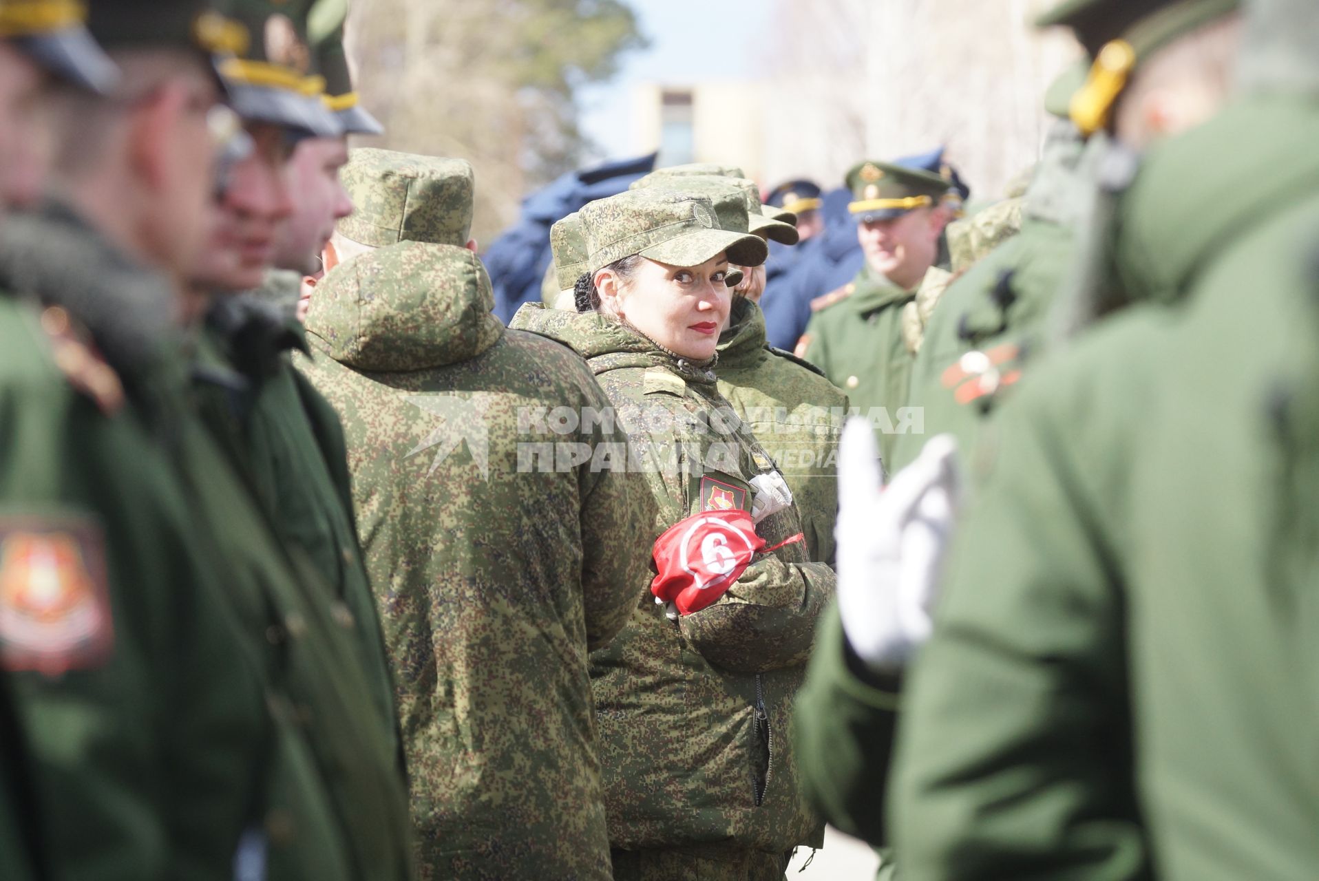 Военнослужащая-женщина, во время тренировки парадных расчетов на территории 32-го военного городка в Екатеринбурге