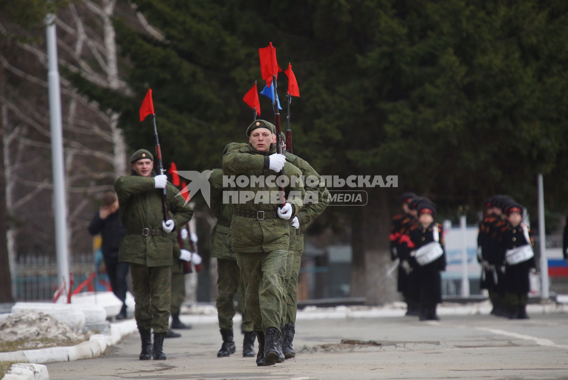 Линейный, военнослужащий роты почетного караула во время тренировки парадных расчетов на территории 32-го военного городка в Екатеринбурге