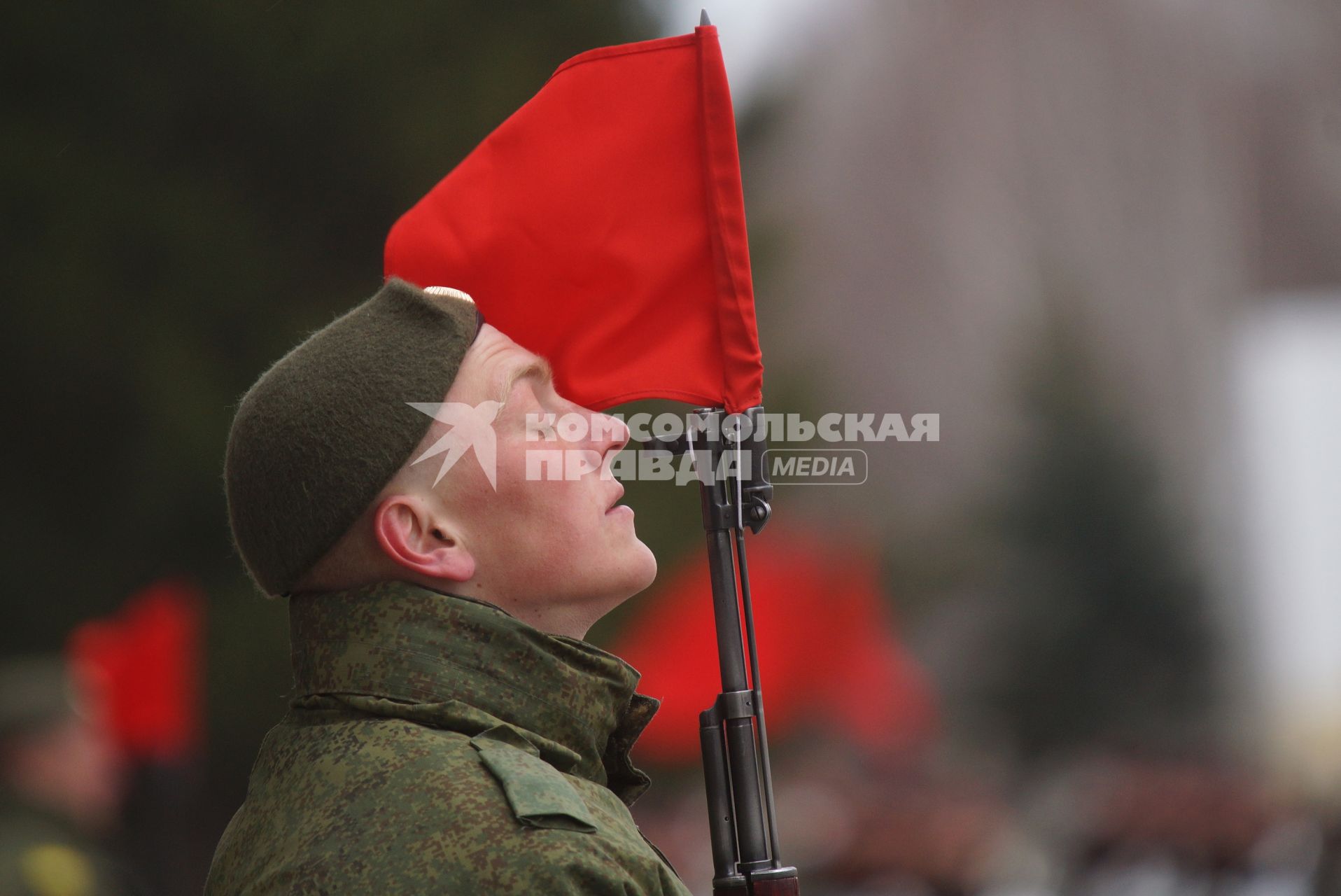 Линейный, военнослужащий роты почетного караула во время тренировки парадных расчетов на территории 32-го военного городка в Екатеринбурге