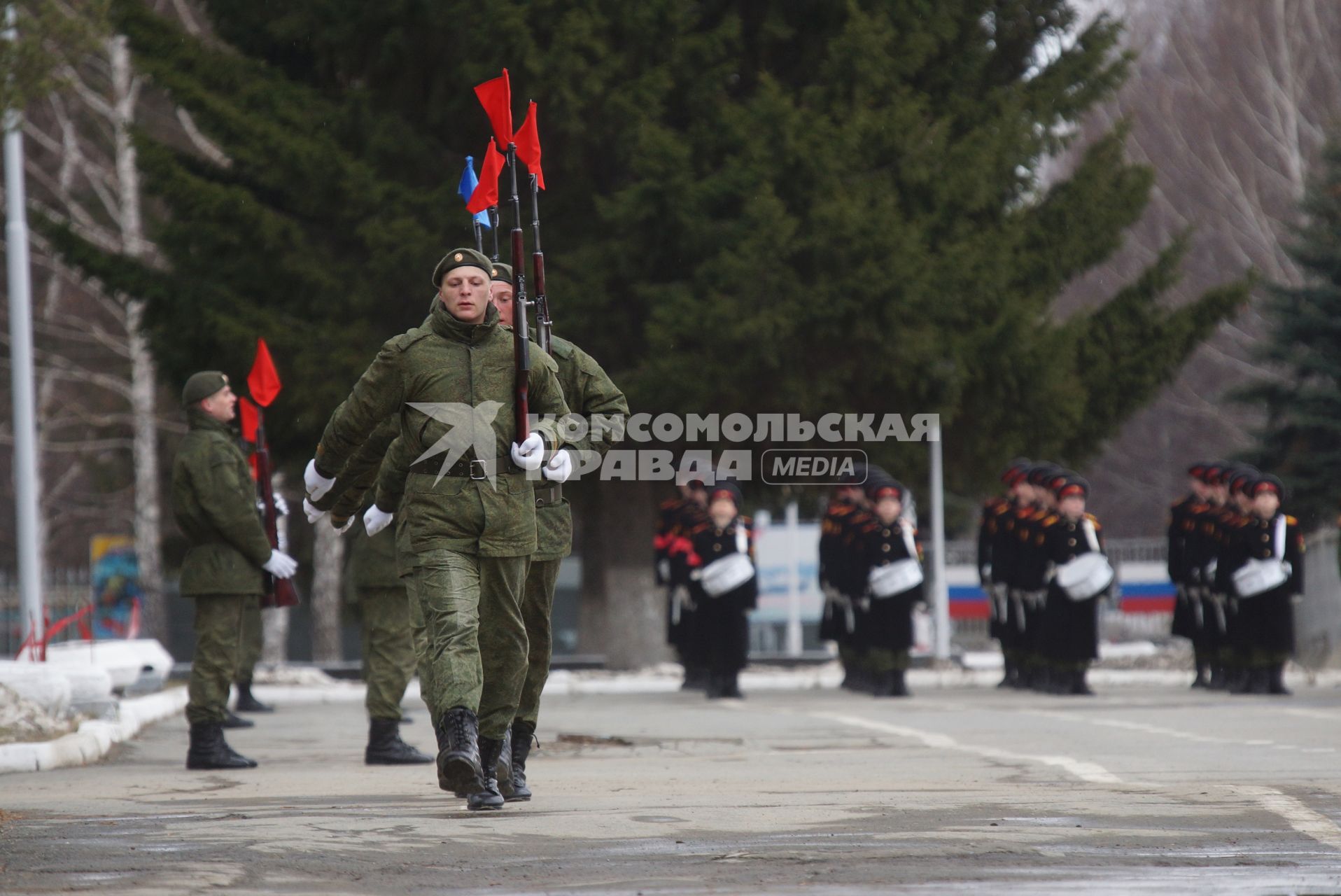 Линейный, военнослужащий роты почетного караула во время тренировки парадных расчетов на территории 32-го военного городка в Екатеринбурге