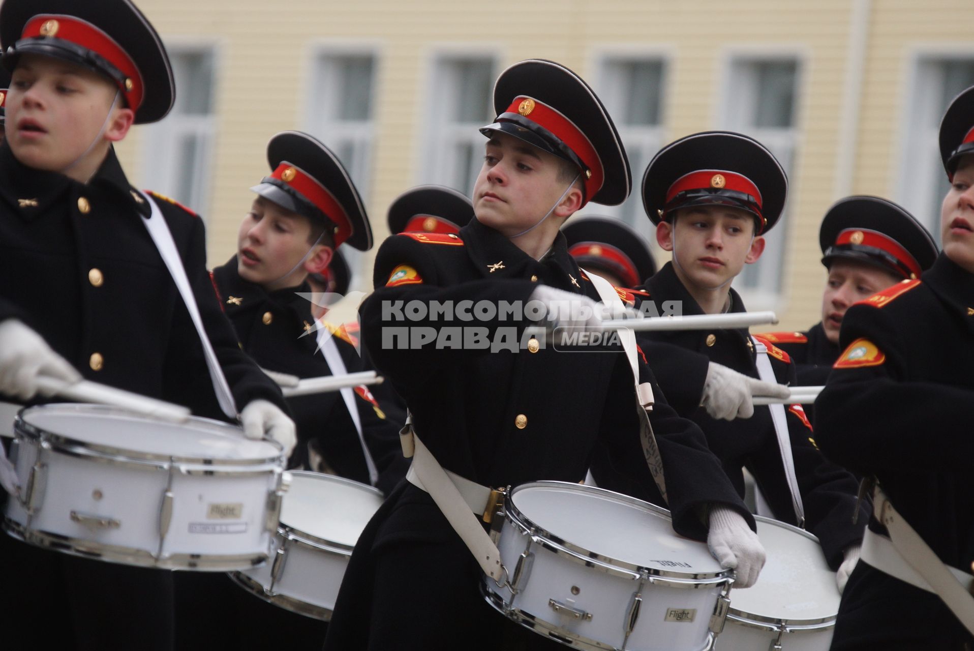 Суворовцы с барабанами во время тренировки парадных расчетов на территории 32-го военного городка в Екатеринбурге