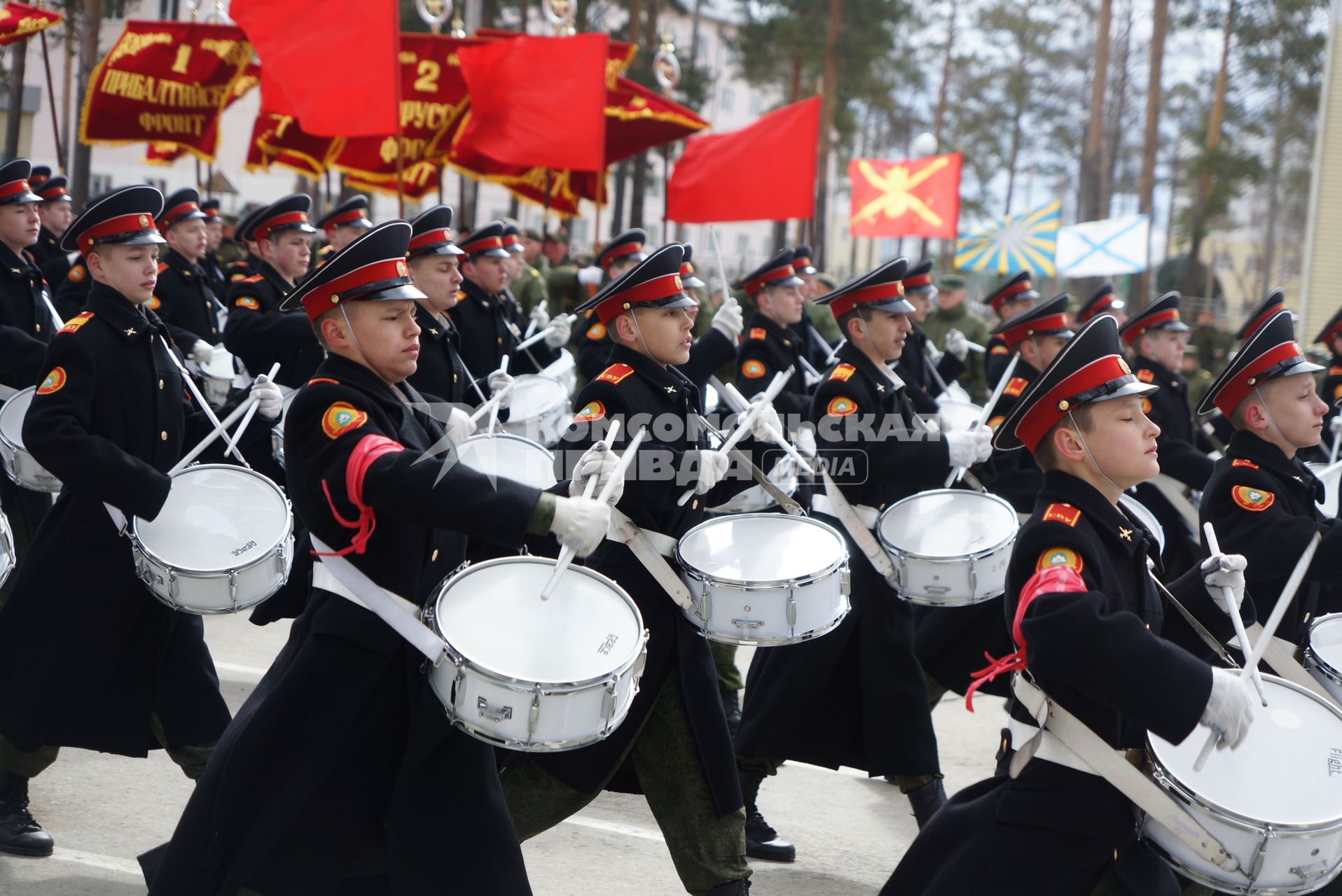 Суворовцы с барабанами во время тренировки парадных расчетов на территории 32-го военного городка в Екатеринбурге