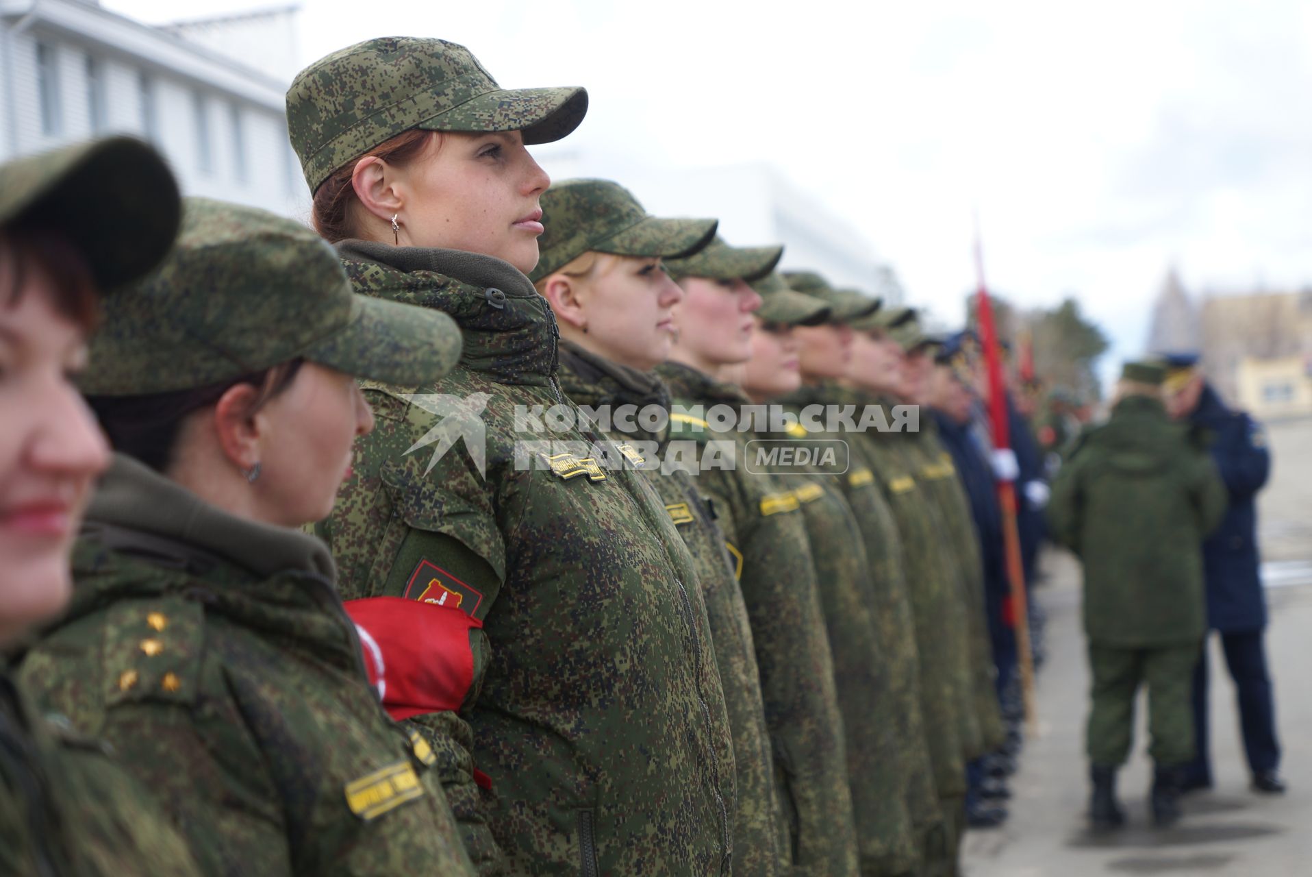 Военнослужащие-женщины, во время тренировки парадных расчетов на территории 32-го военного городка в Екатеринбурге