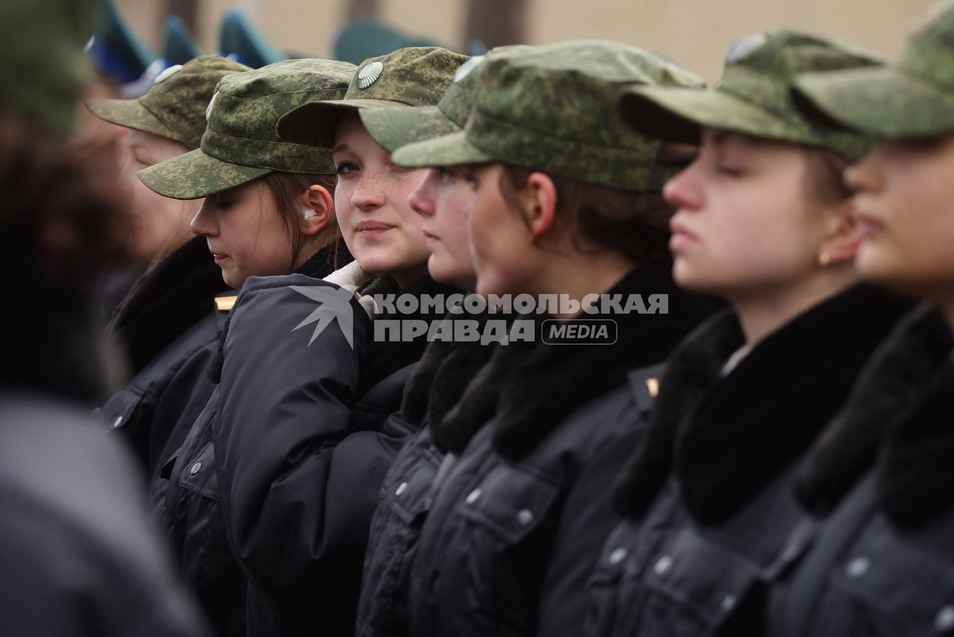 Девушки-учащиеся кадетского корпуса, во время тренировки парадных расчетов на территории 32-го военного городка в Екатеринбурге