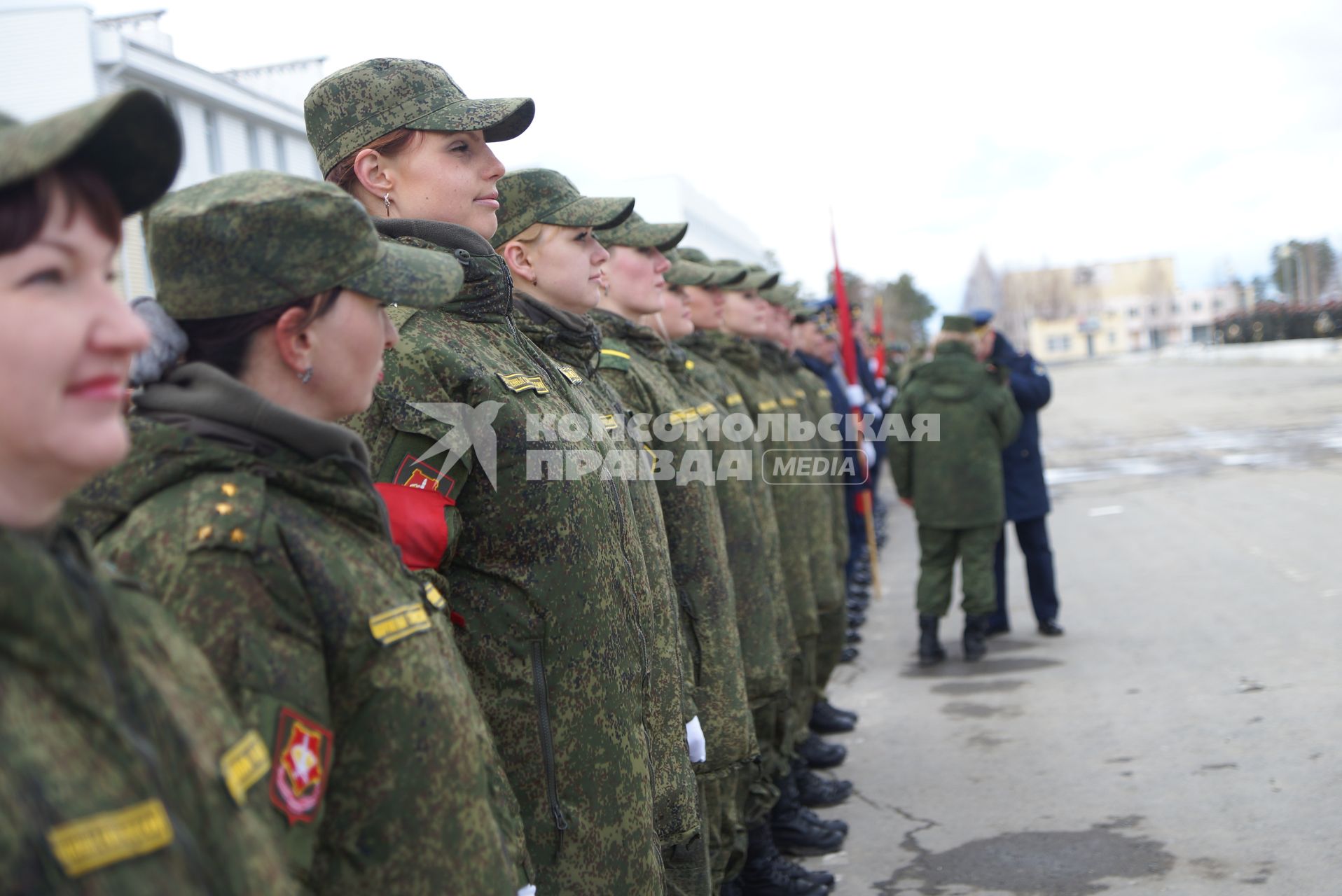 Военнослужащие-женщины, во время тренировки парадных расчетов на территории 32-го военного городка в Екатеринбурге