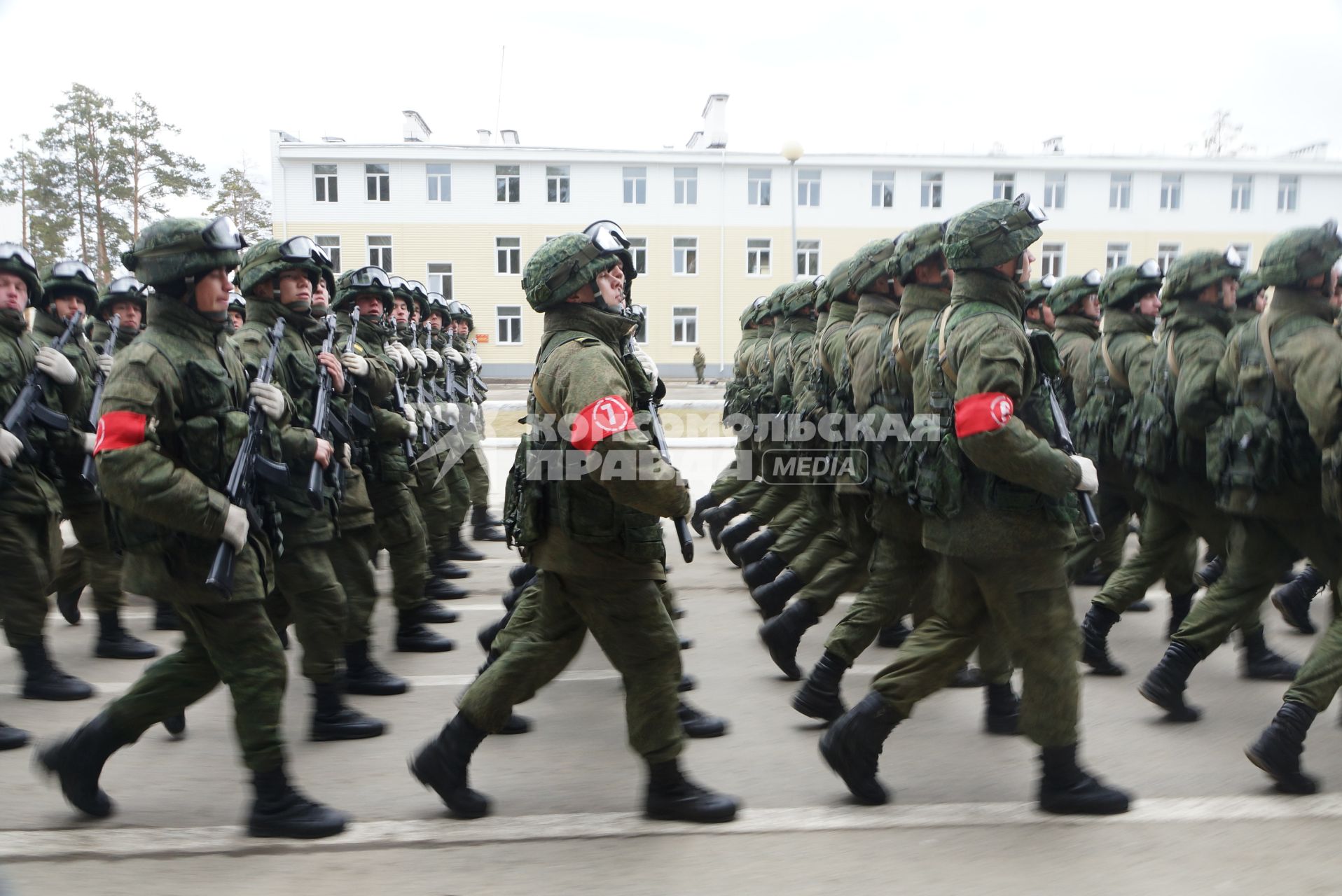 Военнослужащие во время тренировки парадных расчетов на территории 32-го военного городка в Екатеринбурге