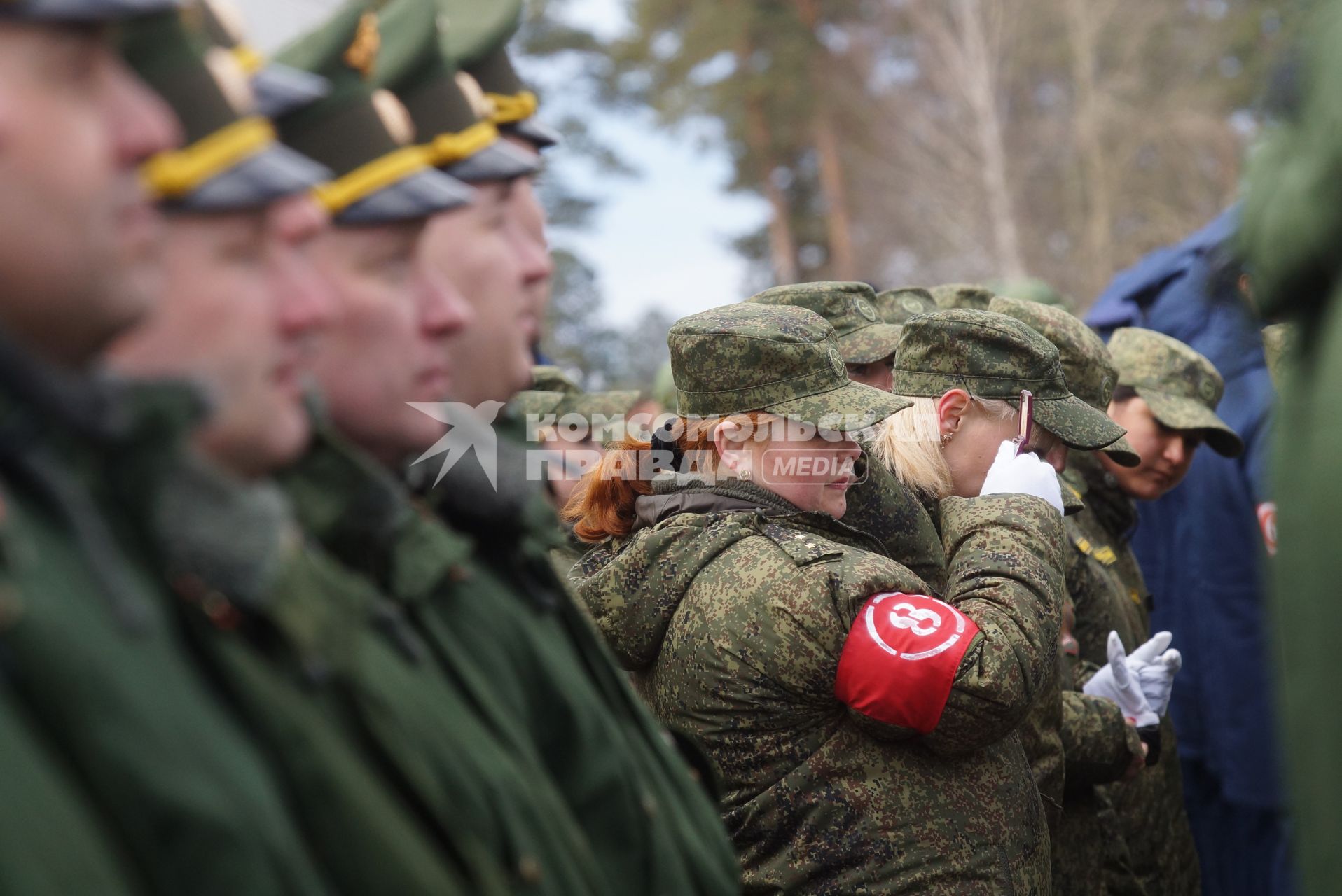 Военнослужащая-женщина смотрится в зеркальце, во время тренировки парадных расчетов на территории 32-го военного городка в Екатеринбурге