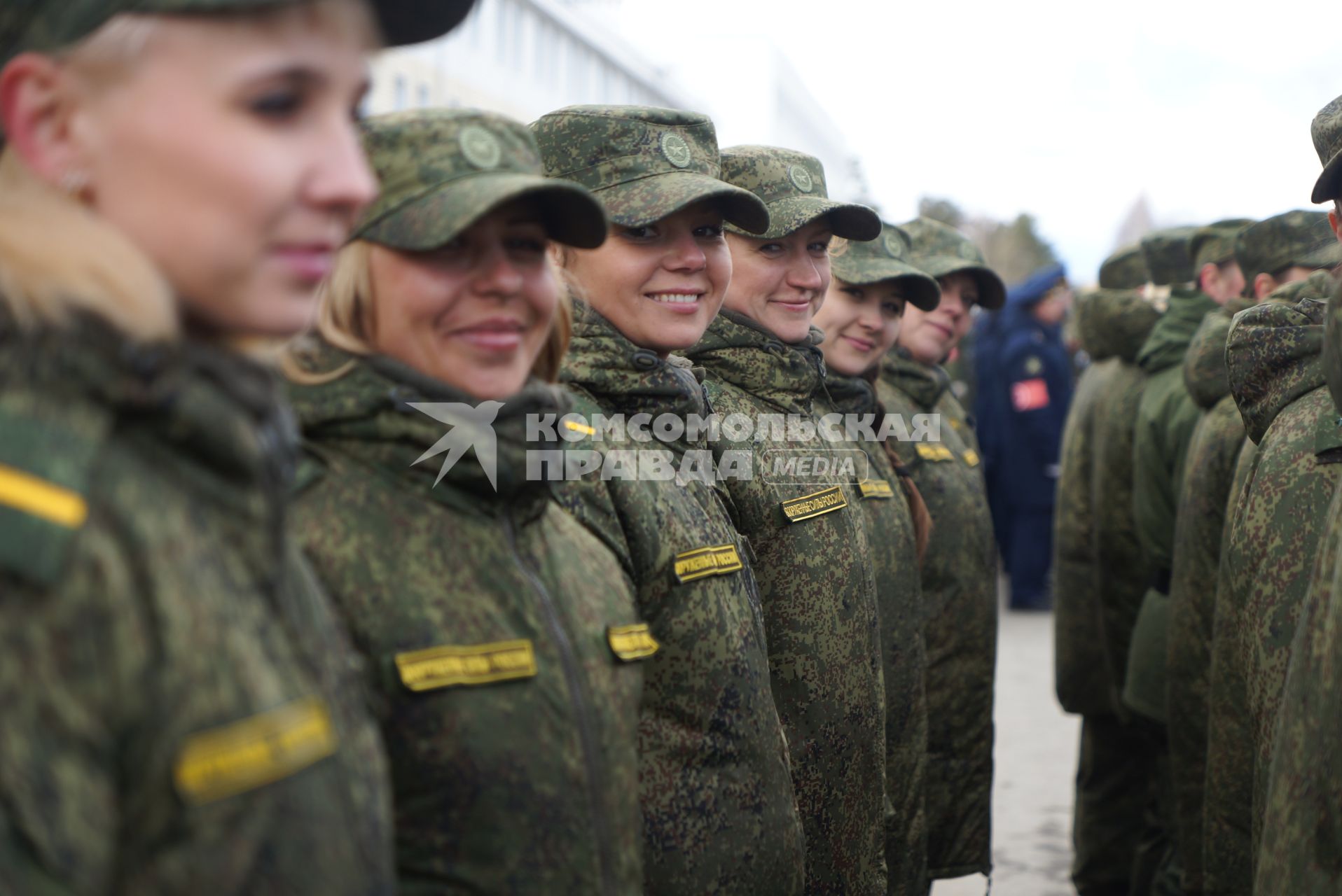 Военнослужащие-женщины, во время тренировки парадных расчетов на территории 32-го военного городка в Екатеринбурге