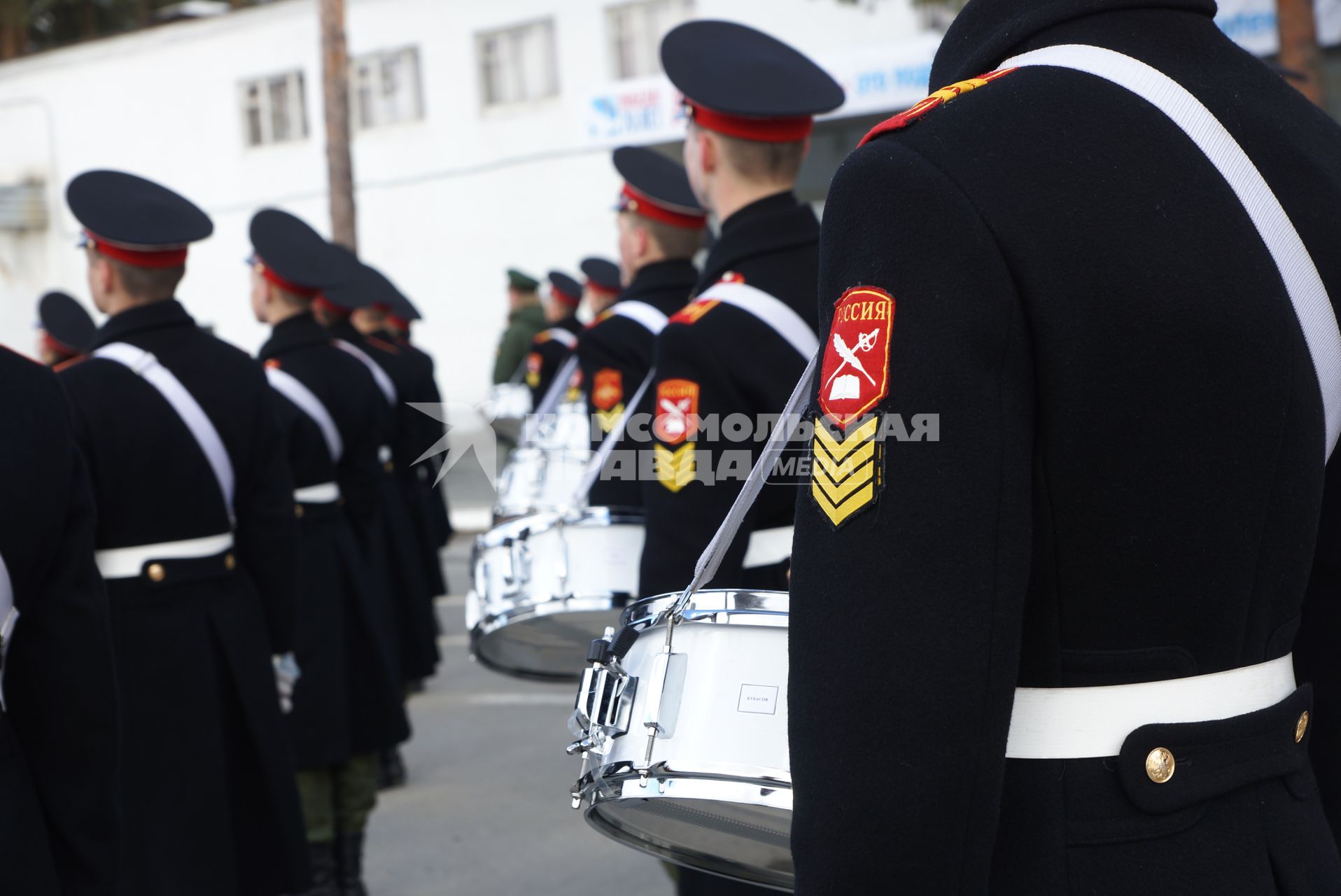 Суворовцы с барабанами во время тренировки парадных расчетов на территории 32-го военного городка в Екатеринбурге