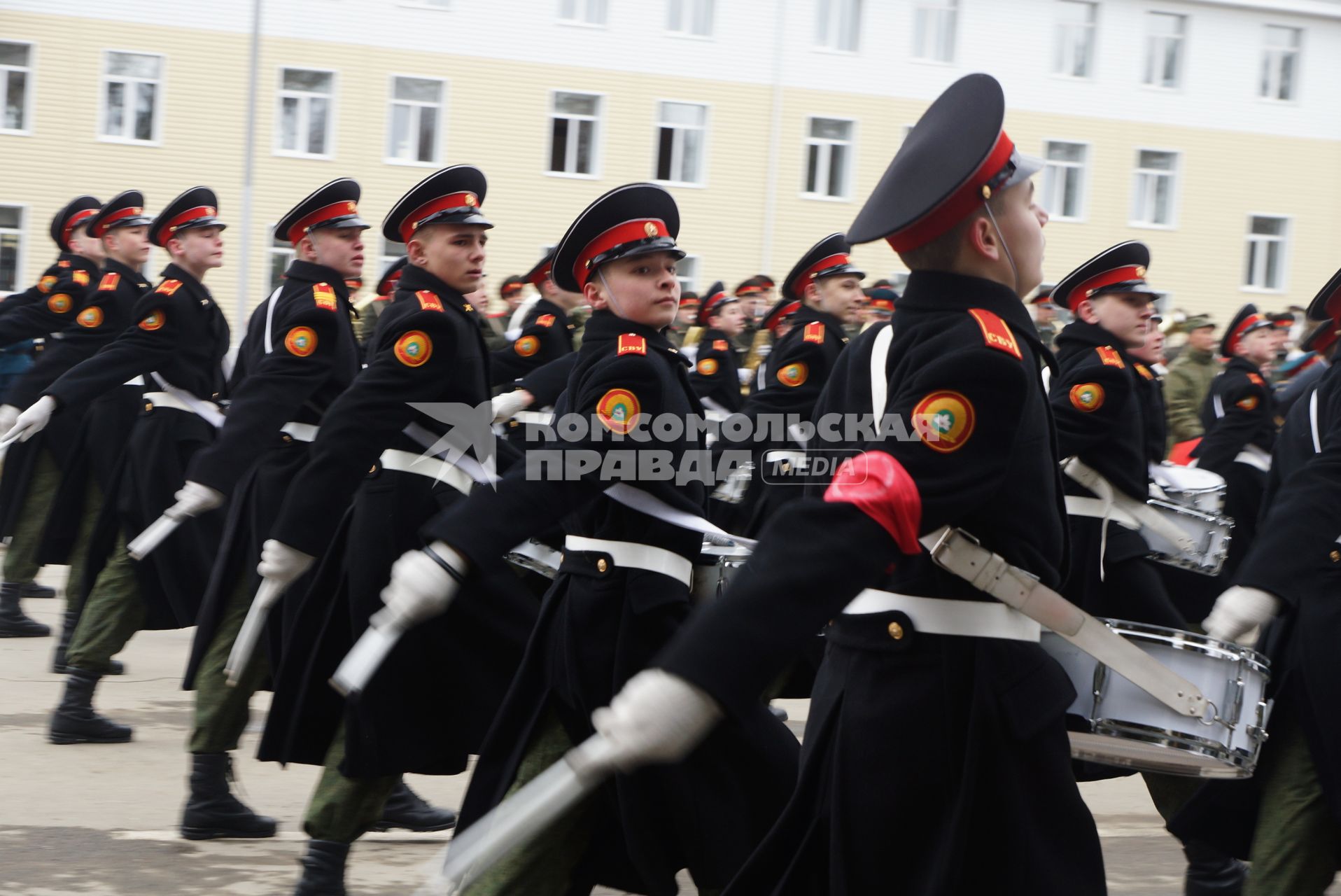 Суворовцы с барабанами во время тренировки парадных расчетов на территории 32-го военного городка в Екатеринбурге