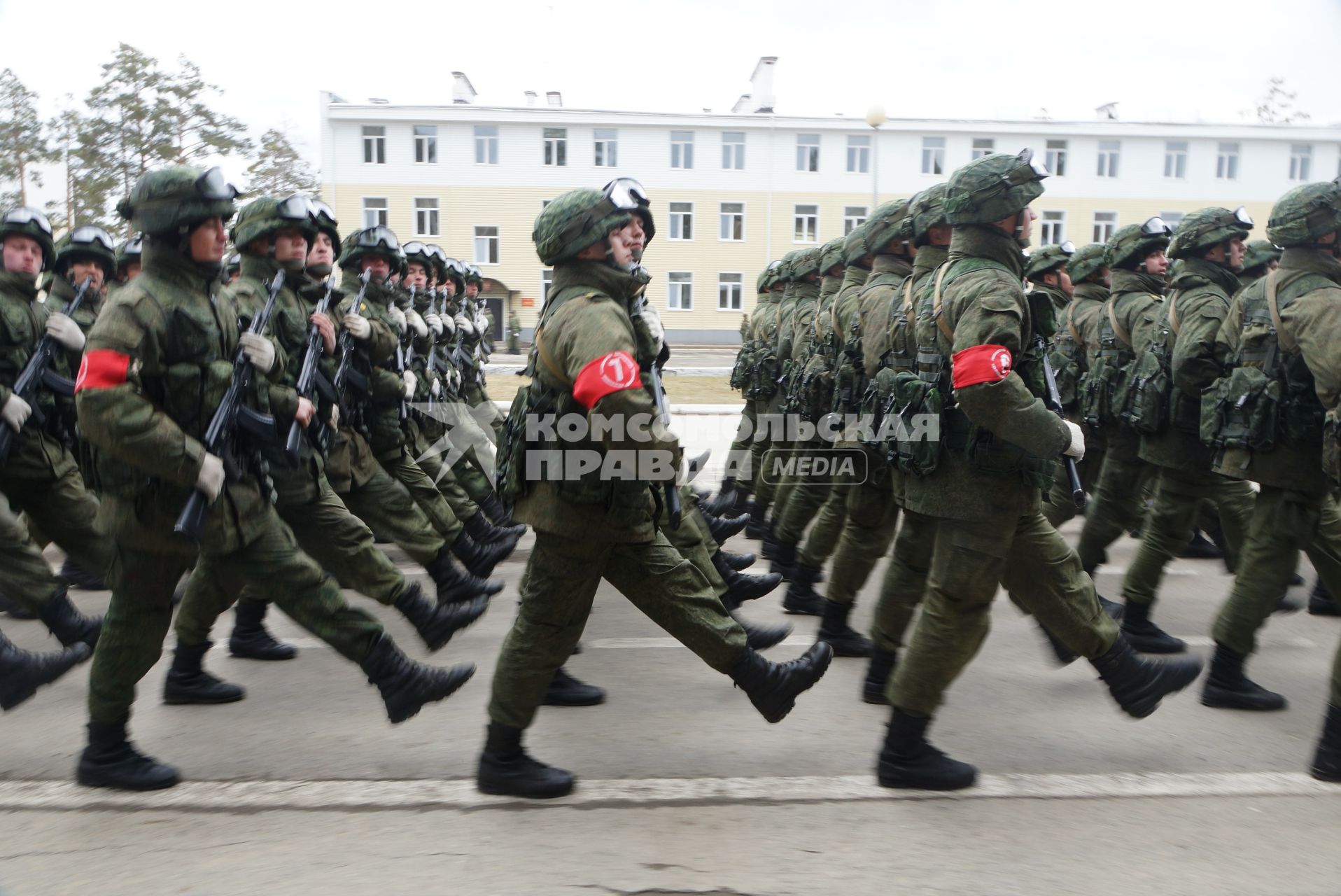 Военнослужащие во время тренировки парадных расчетов на территории 32-го военного городка в Екатеринбурге