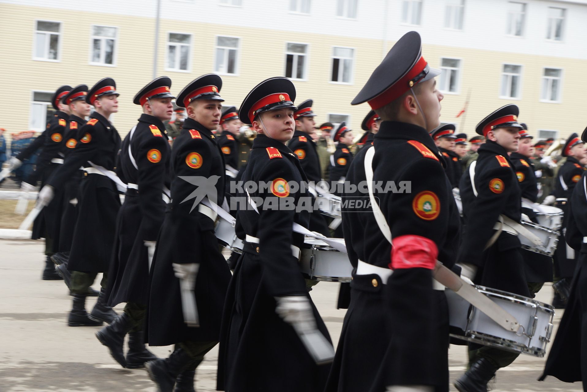 Суворовцы с барабанами во время тренировки парадных расчетов на территории 32-го военного городка в Екатеринбурге