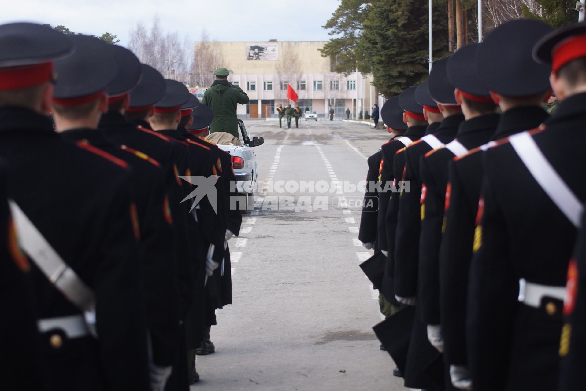 Суворовцы с барабанами во время тренировки парадных расчетов на территории 32-го военного городка в Екатеринбурге