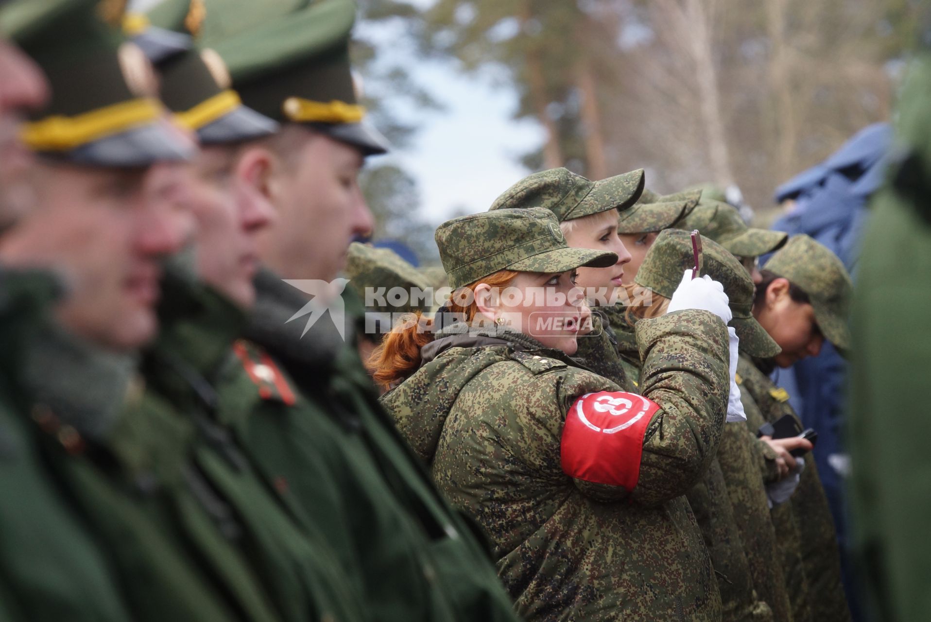 Военнослужащая-женщина смотрится в зеркальце, во время тренировки парадных расчетов на территории 32-го военного городка в Екатеринбурге