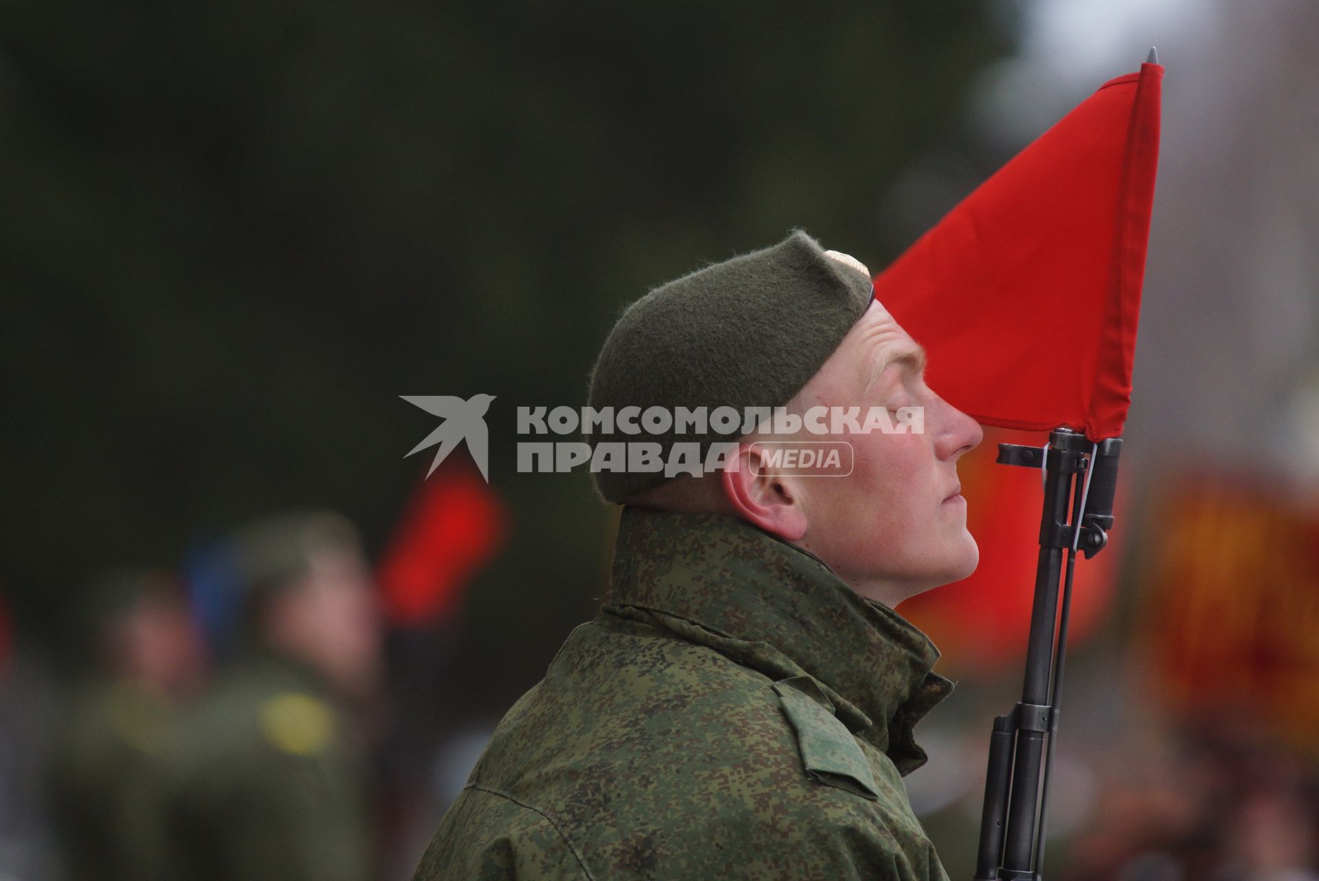 Линейный, военнослужащий роты почетного караула во время тренировки парадных расчетов на территории 32-го военного городка в Екатеринбурге